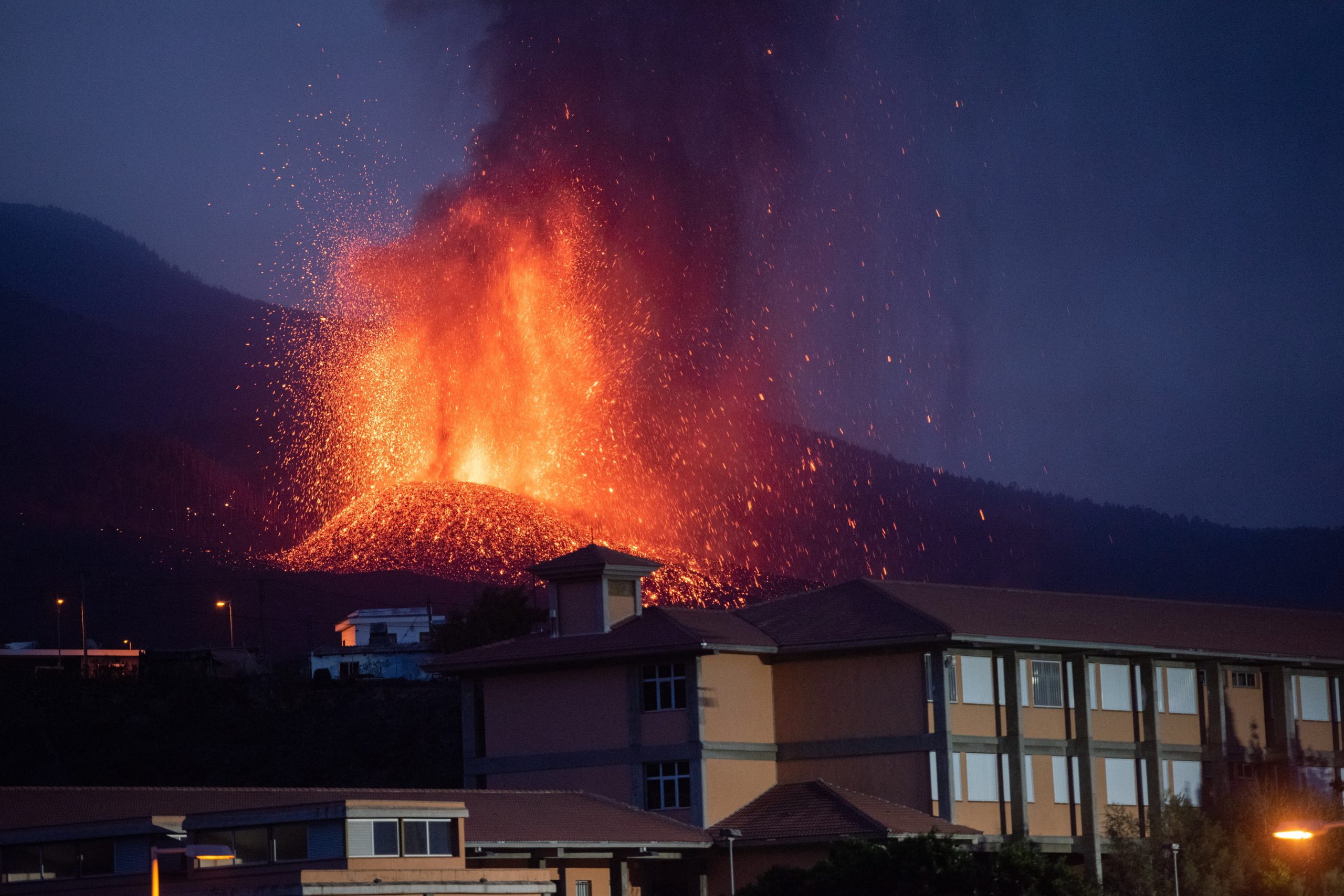 Lava de vulcão nas Canárias estende-se por 166 hectares e destruiu 350 edifícios