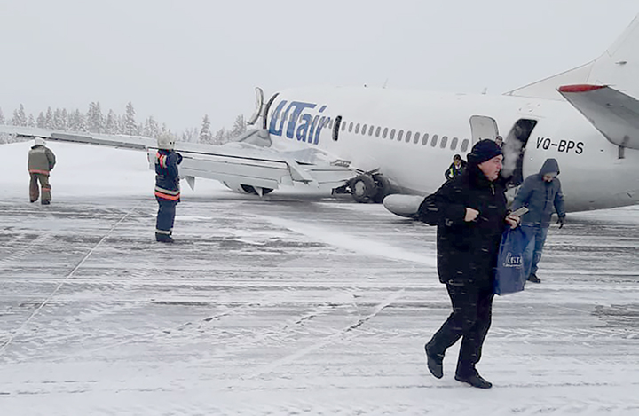 Com a pista coberta de neve, avião pousa na Rússia com trem de aterragem partido