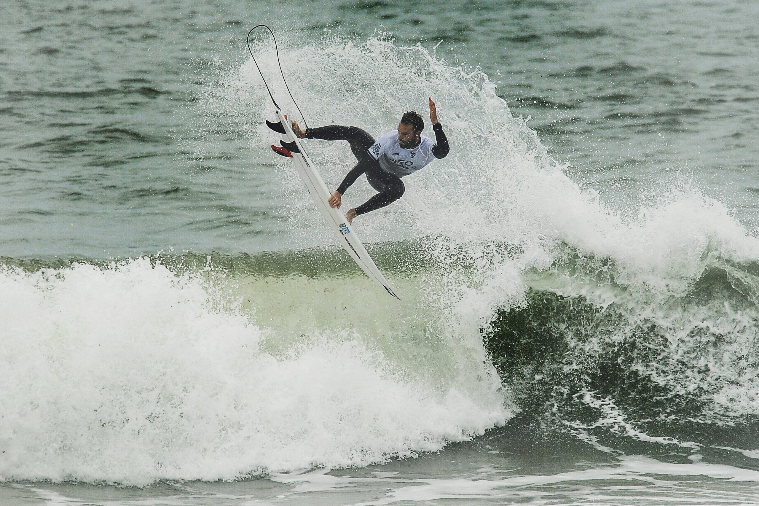 Frederico Morais cai na terceira ronda do Pipeline Pro de surf no Havai