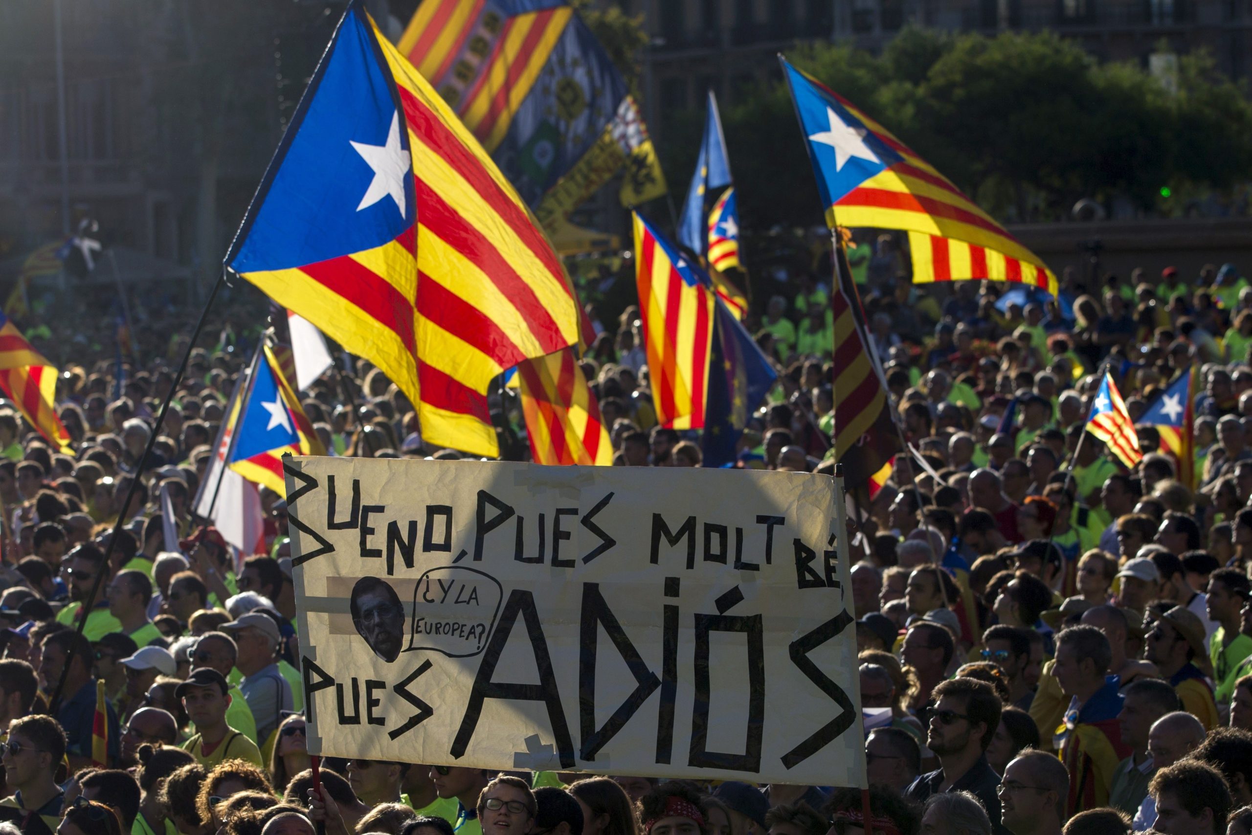 Tribunal Constitucional espanhol suspende lei para converter Catalunha em república