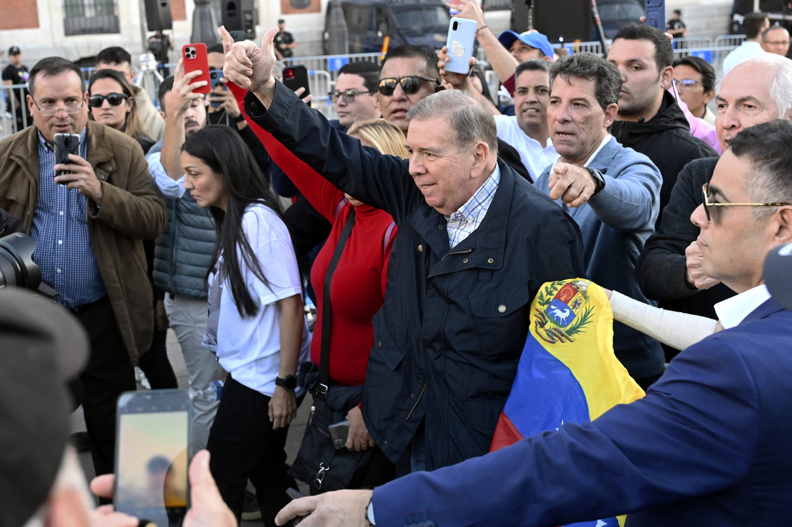 González Urritia vai tomar posse como presidente da Venezuela. “Esperamos que Maduro contribua para uma transição pacífica e ordenada”