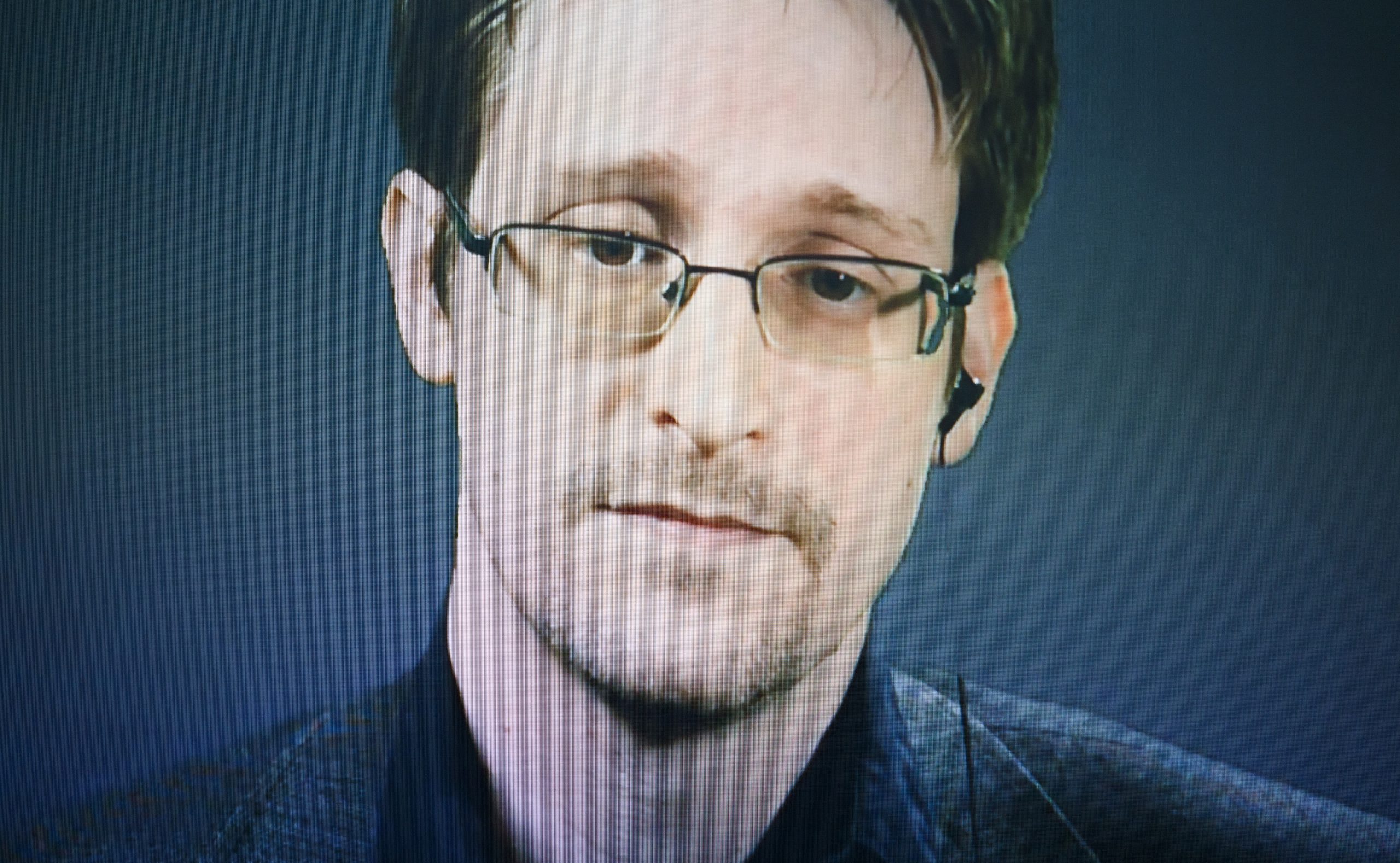 Snowden recorda a Biden que outros com documentos secretos foram condenados