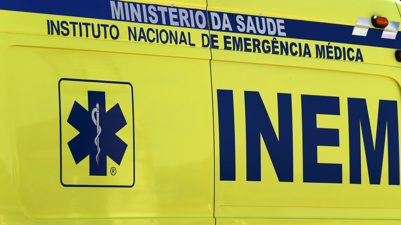 Homem de 44 anos morre em capotamento de trator em Arouca