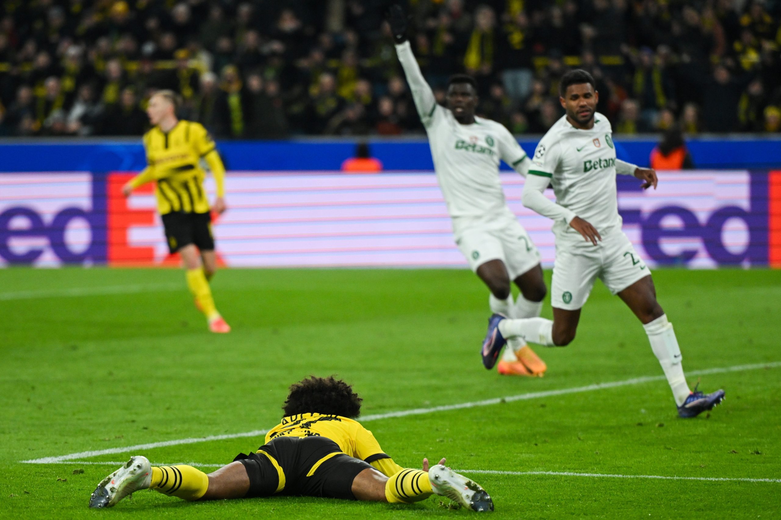 Sporting empata em Dortmund e falha oitavos de final da Champions League
