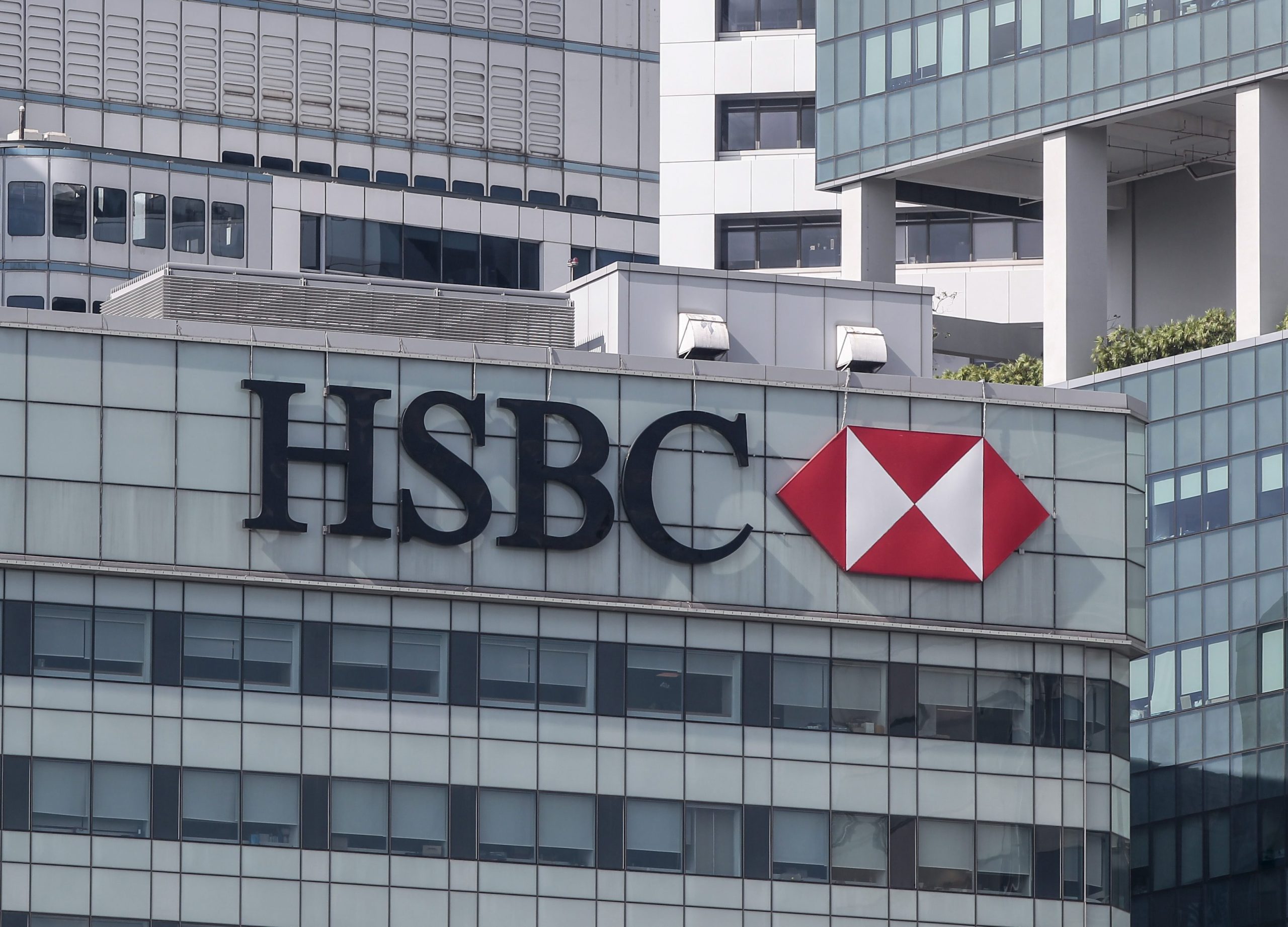 Comissão Europeia multa HSBC, JPMorgan Chase e Crédit Agricole em 485 milhões de euros