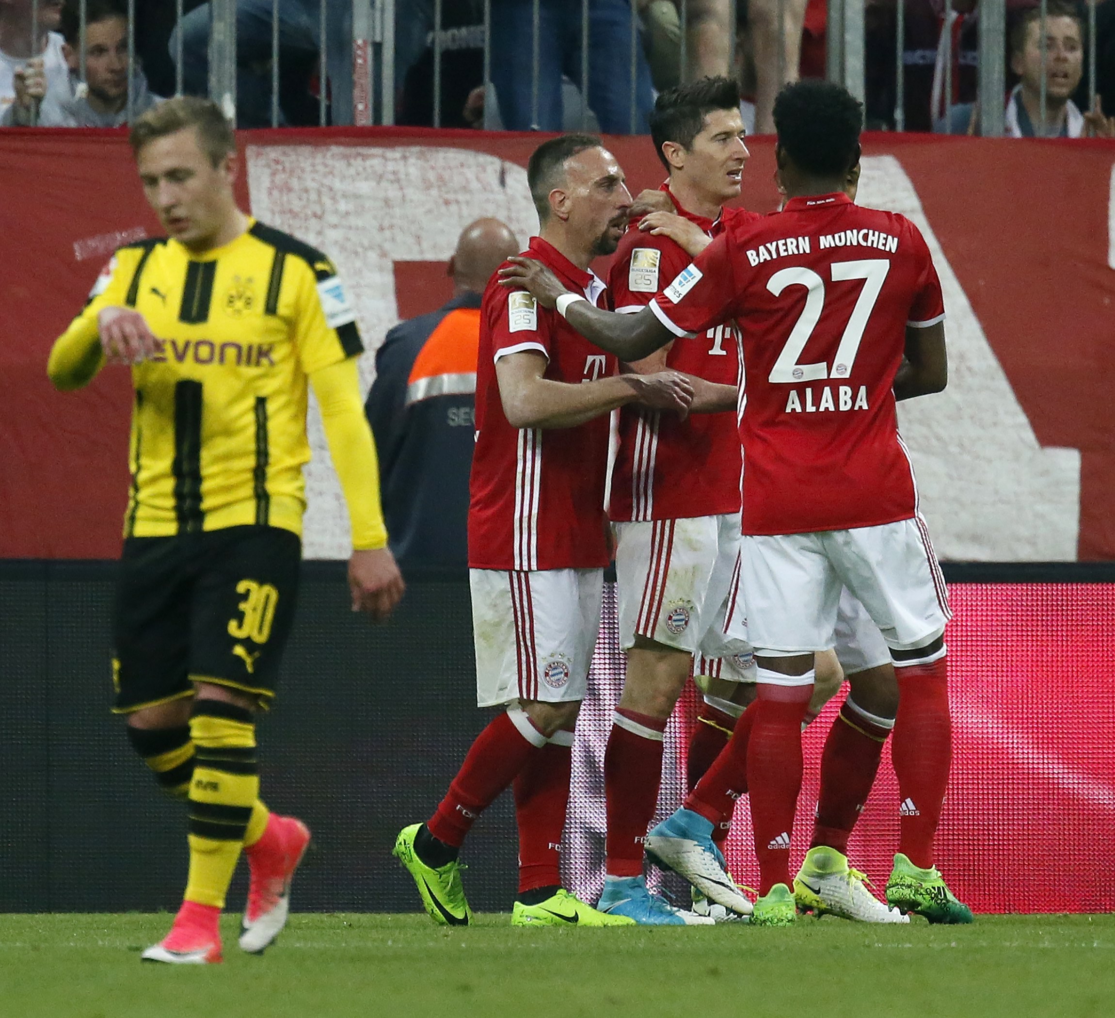 Bayern Munique goleia Dortmund em jogo grande da liga alemã