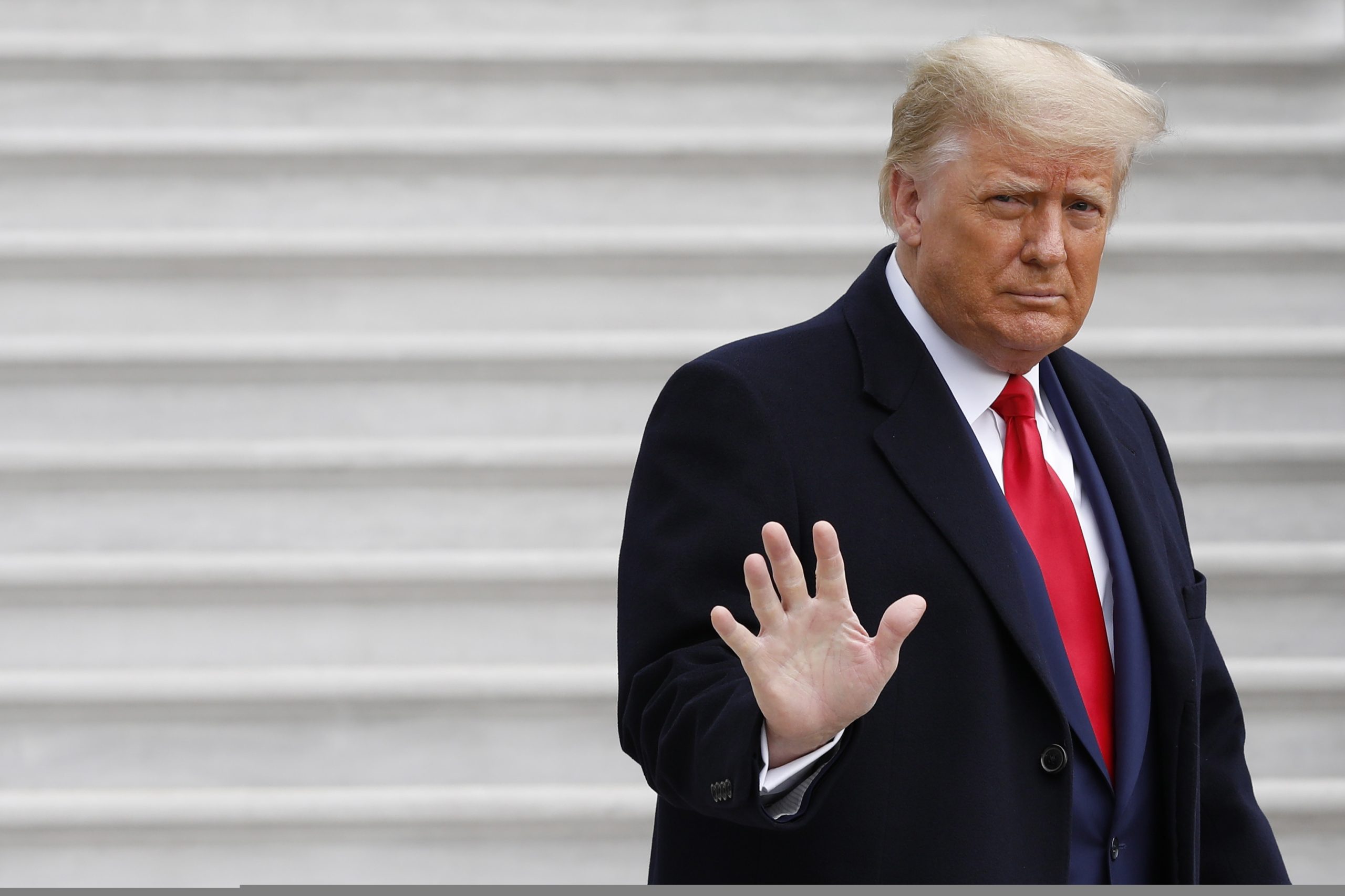 Líder de igreja americana afirma que Trump consumiu lixívia como cura para a covid-19