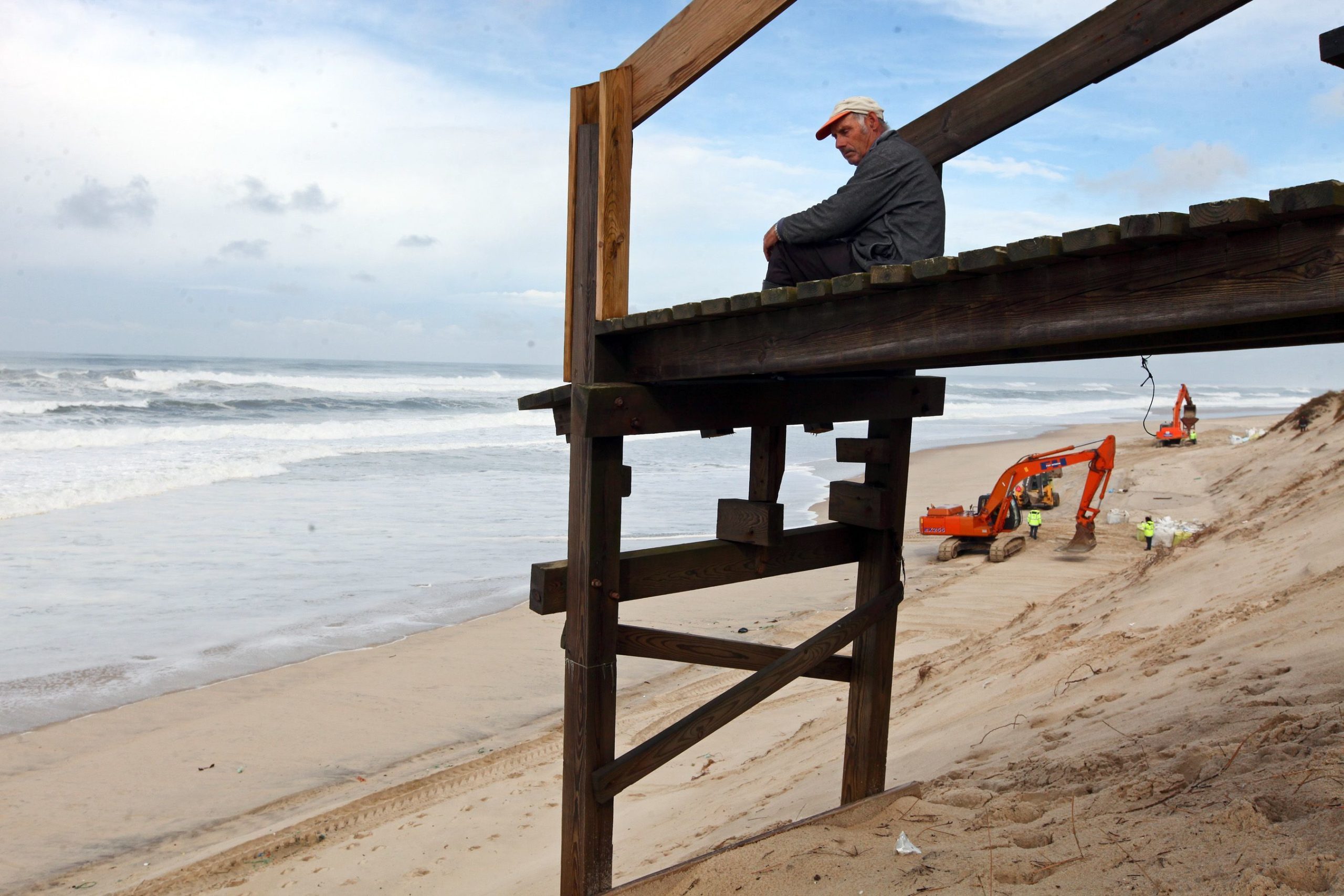 Mar destrói dunas e passadiços na Praia de Mira