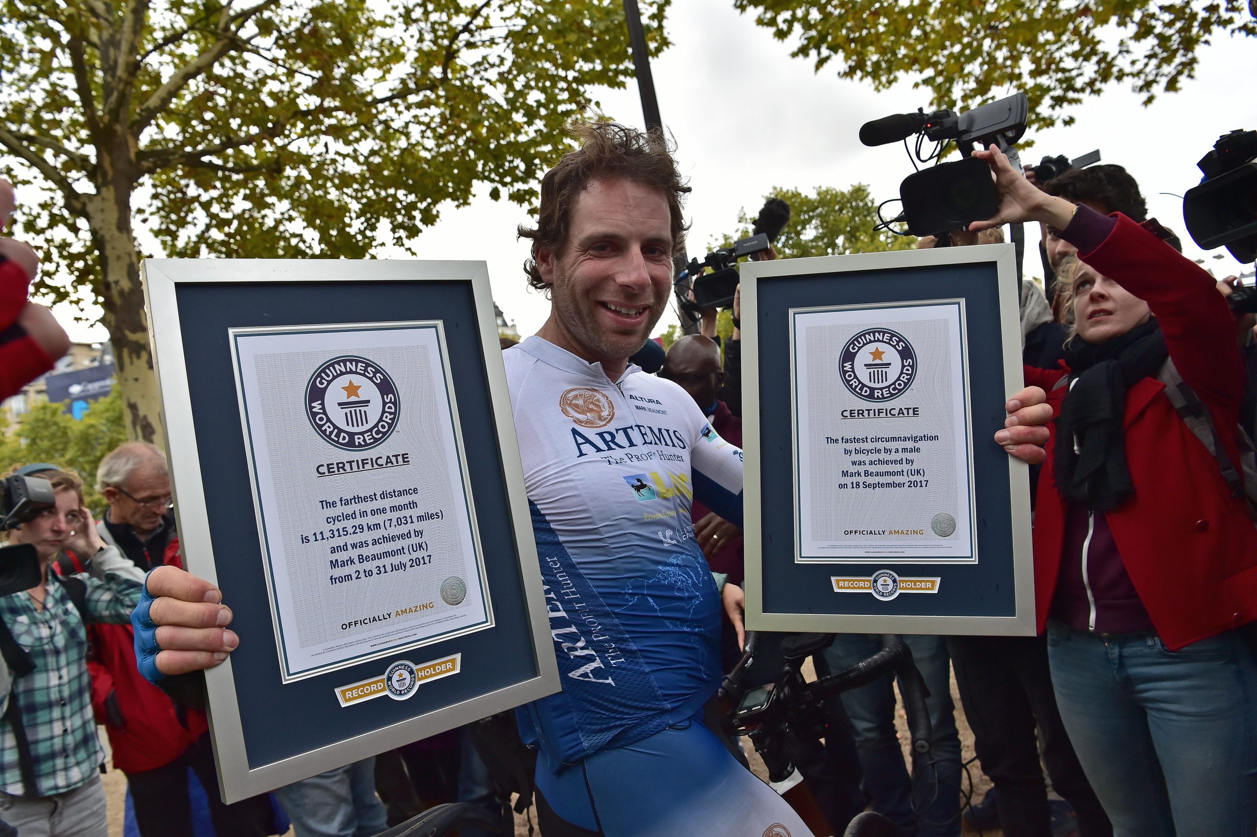 Ciclista britânico bate recorde ao dar volta ao mundo em menos de 79 dias