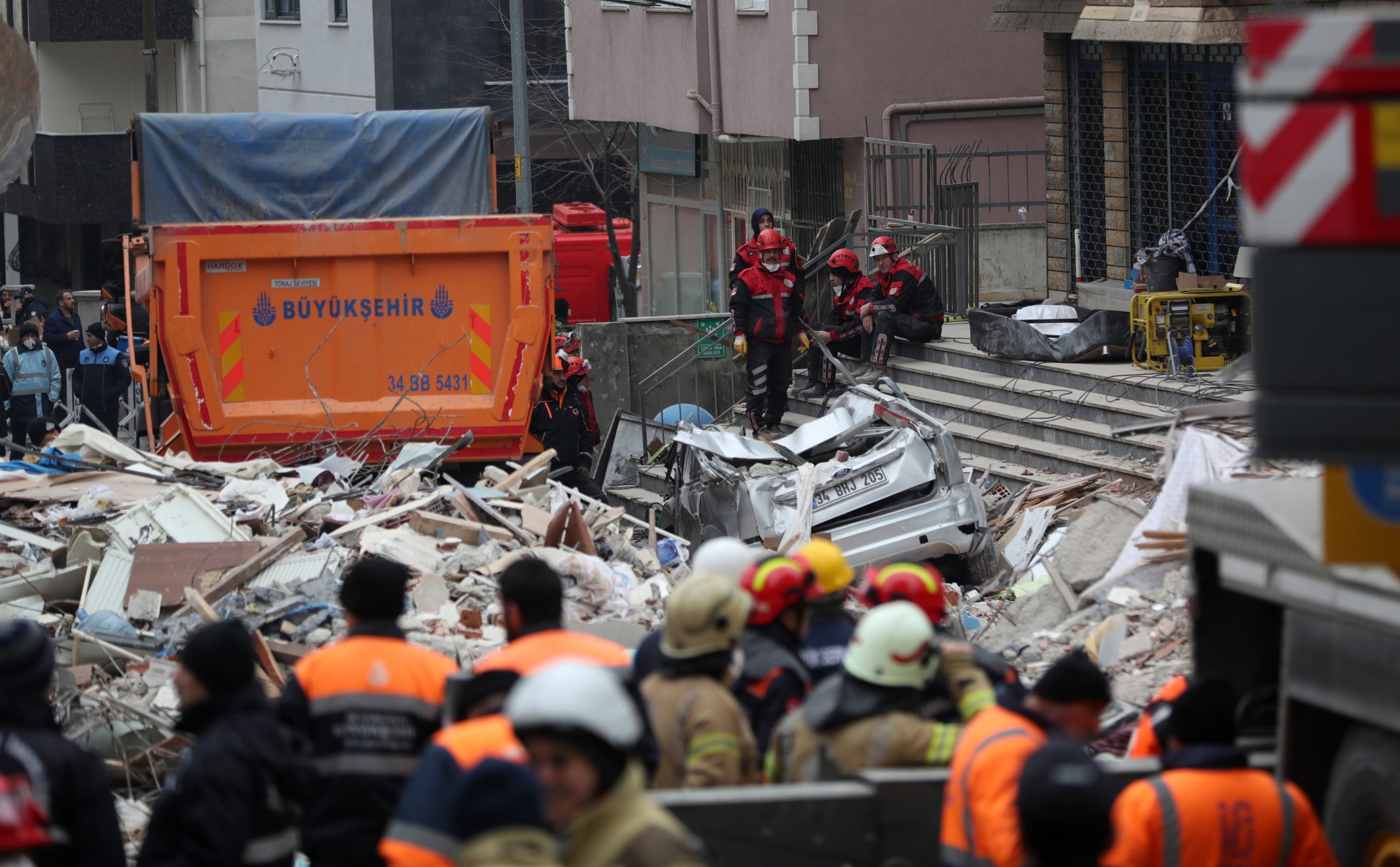 Sobe para dez o número de mortos em desmoronamento de prédio na Turquia