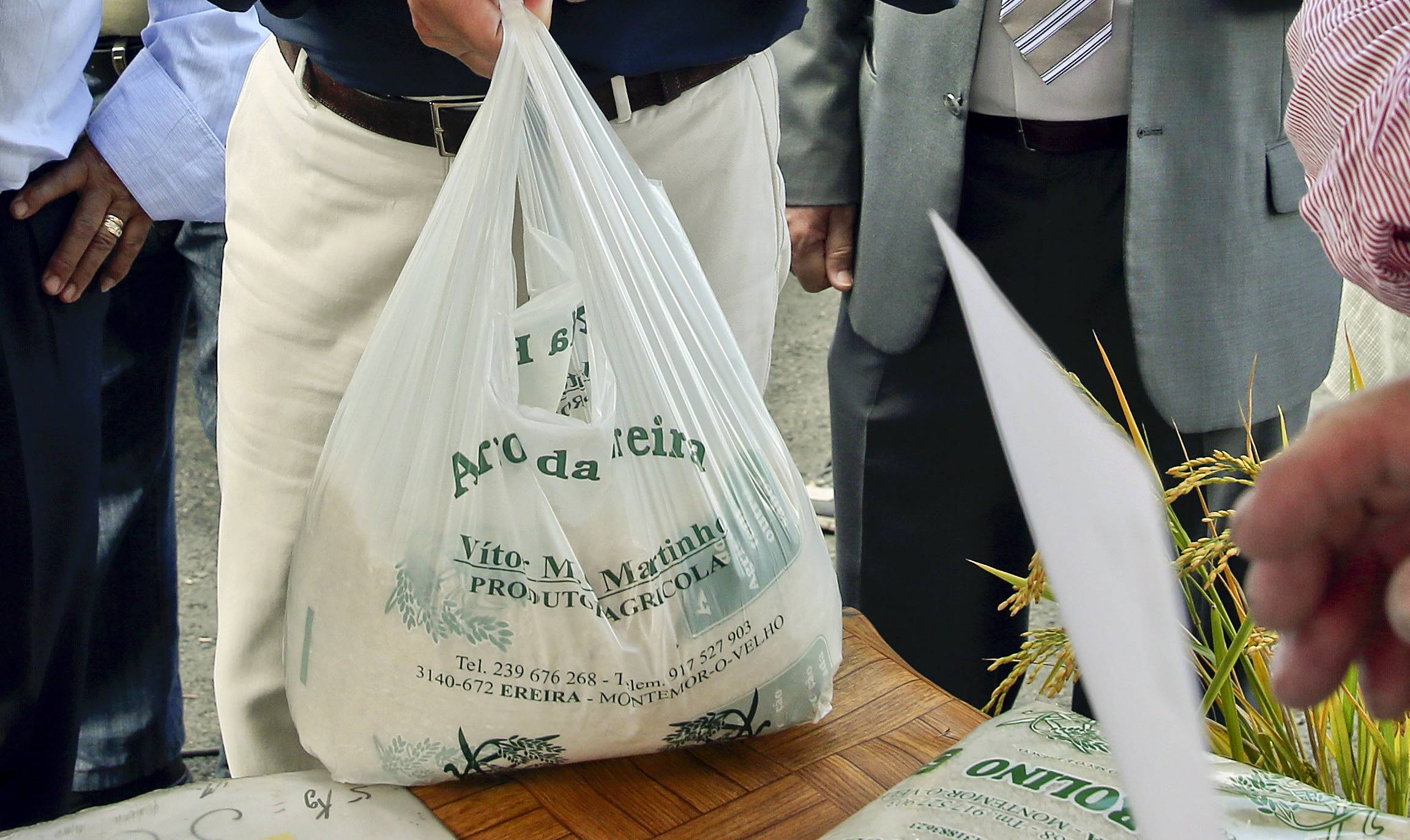 Plásticos também produzem gases com efeito de estufa