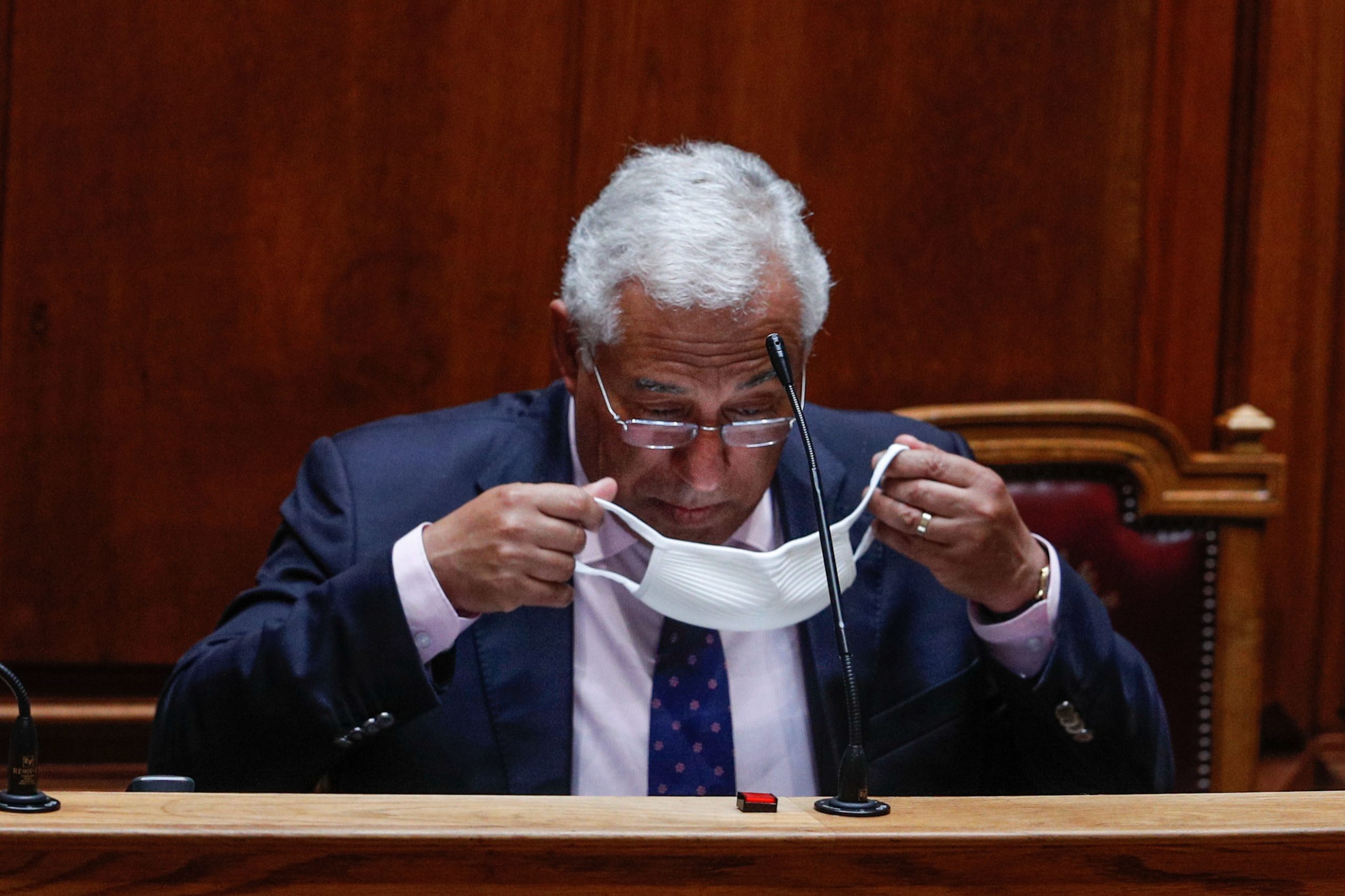 No parlamento, os oradores só têm de usar máscara quando o distanciamento físico não for “garantido”
