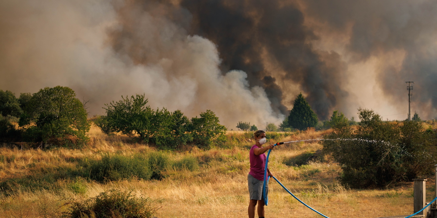 Fogo em Odemira mantém duas frentes ativas. Incêndio em Resende fez uma vítima mortal