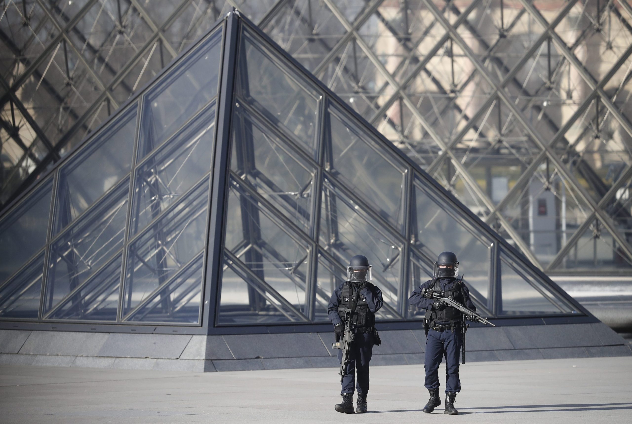 Museu do Louvre reabriu portas depois de ataque