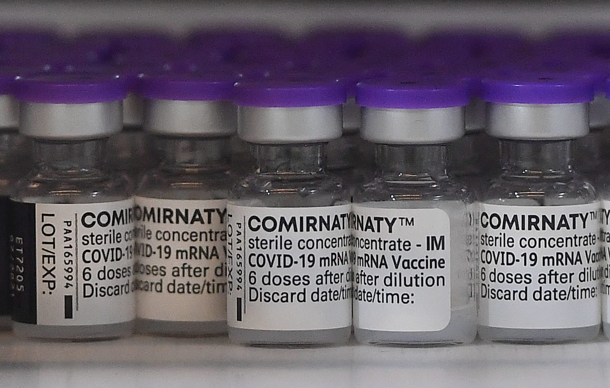 Comissão nos EUA desaconselha terceira vacina da Pfizer a maiores de 16 anos