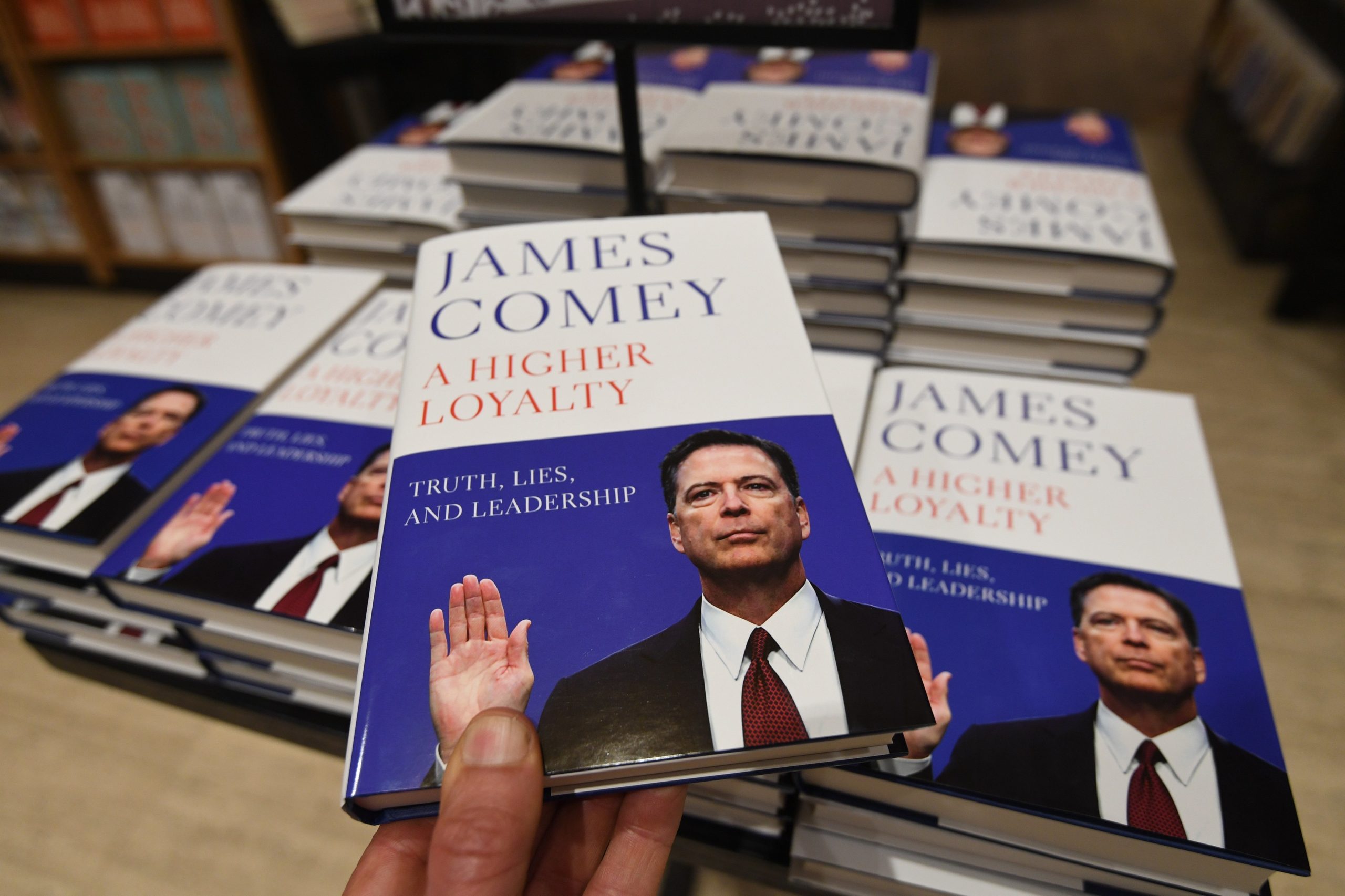 Primeira edição de 600.000 exemplares do livro de ex-chefe do FBI esgota numa semana