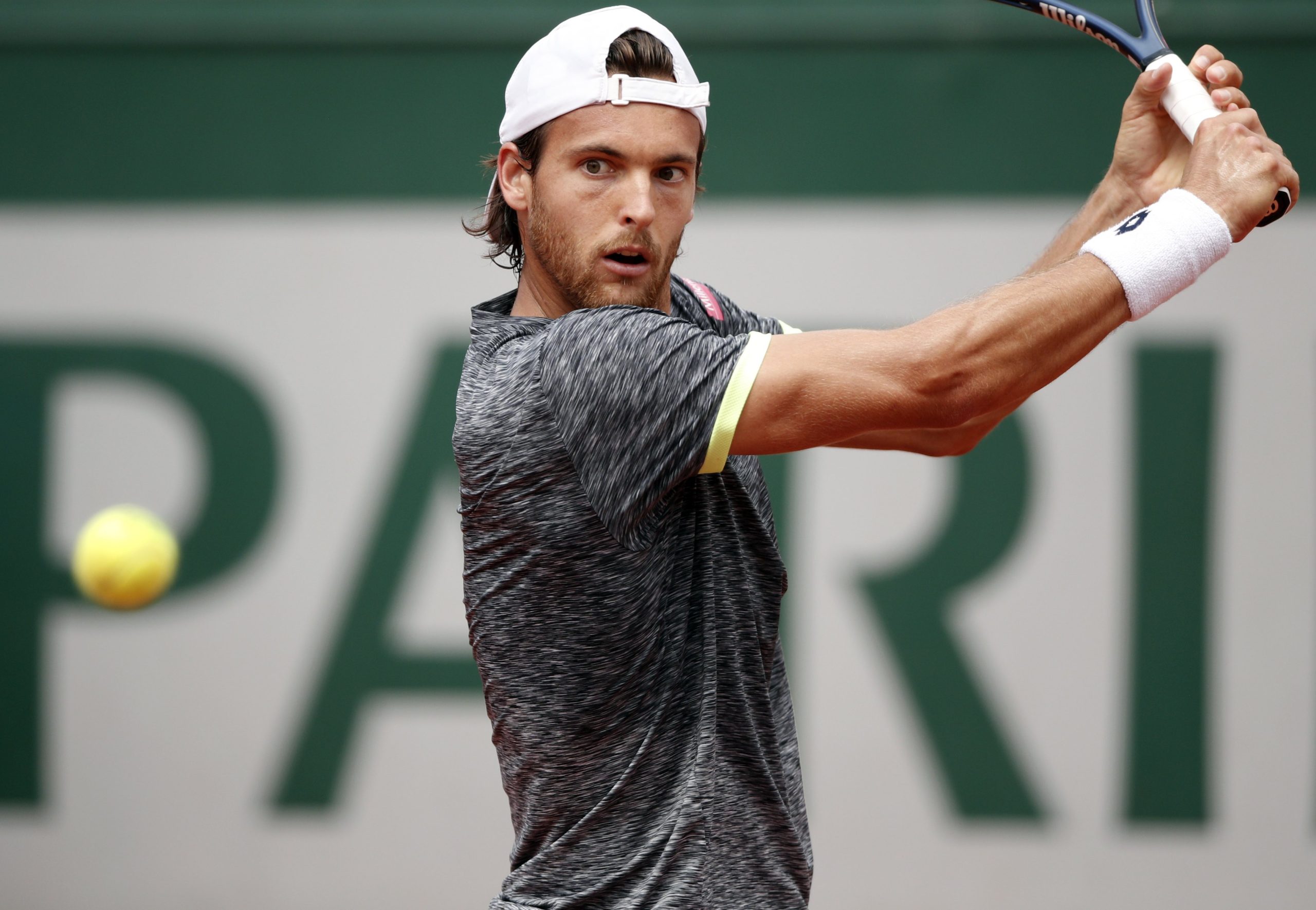Roland Garros: João Sousa eliminado por Novak Djokovic