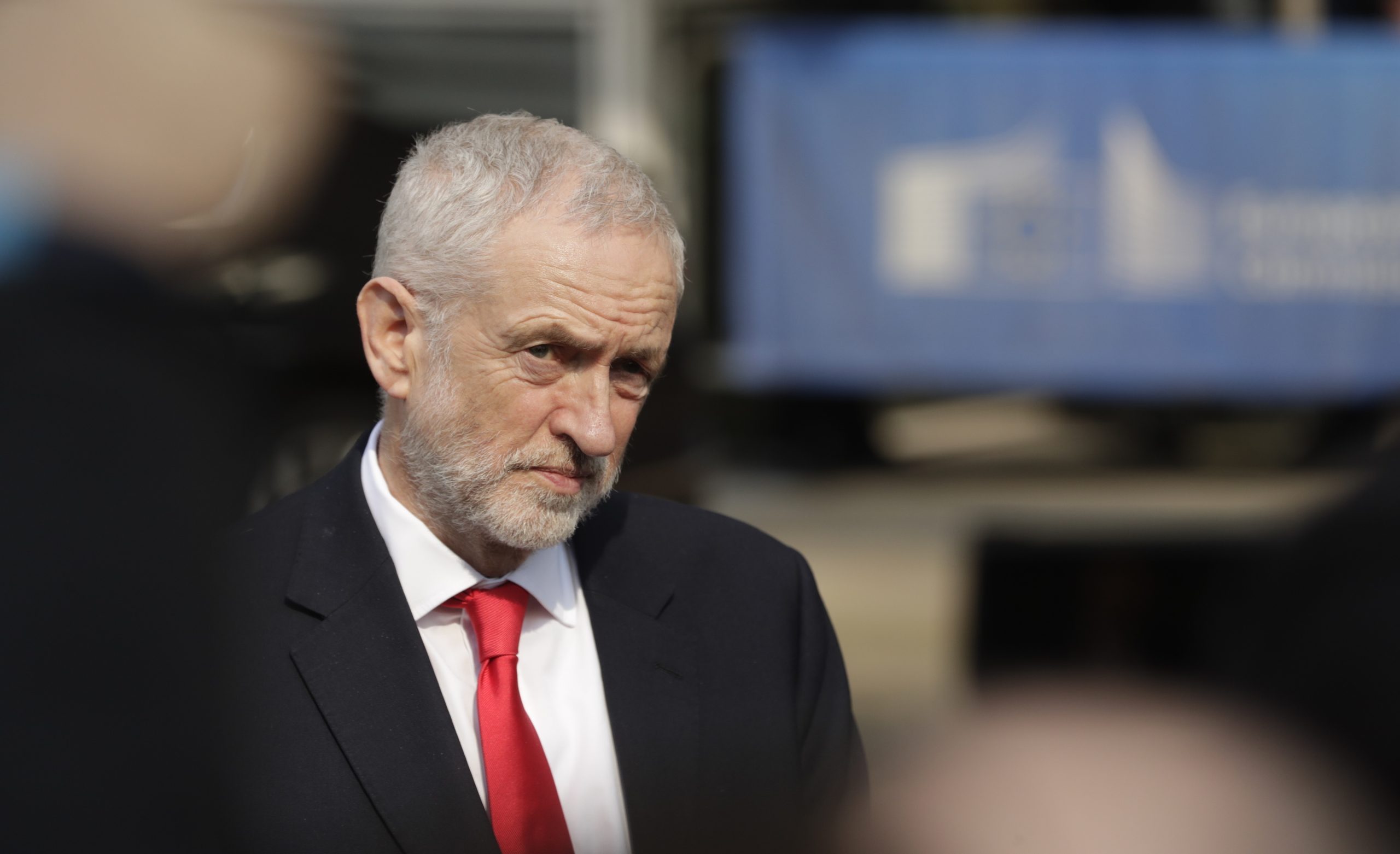 Jeremy Corbyn acusado de compactuar com antissemitismo e suspenso do Partido Trabalhista britânico