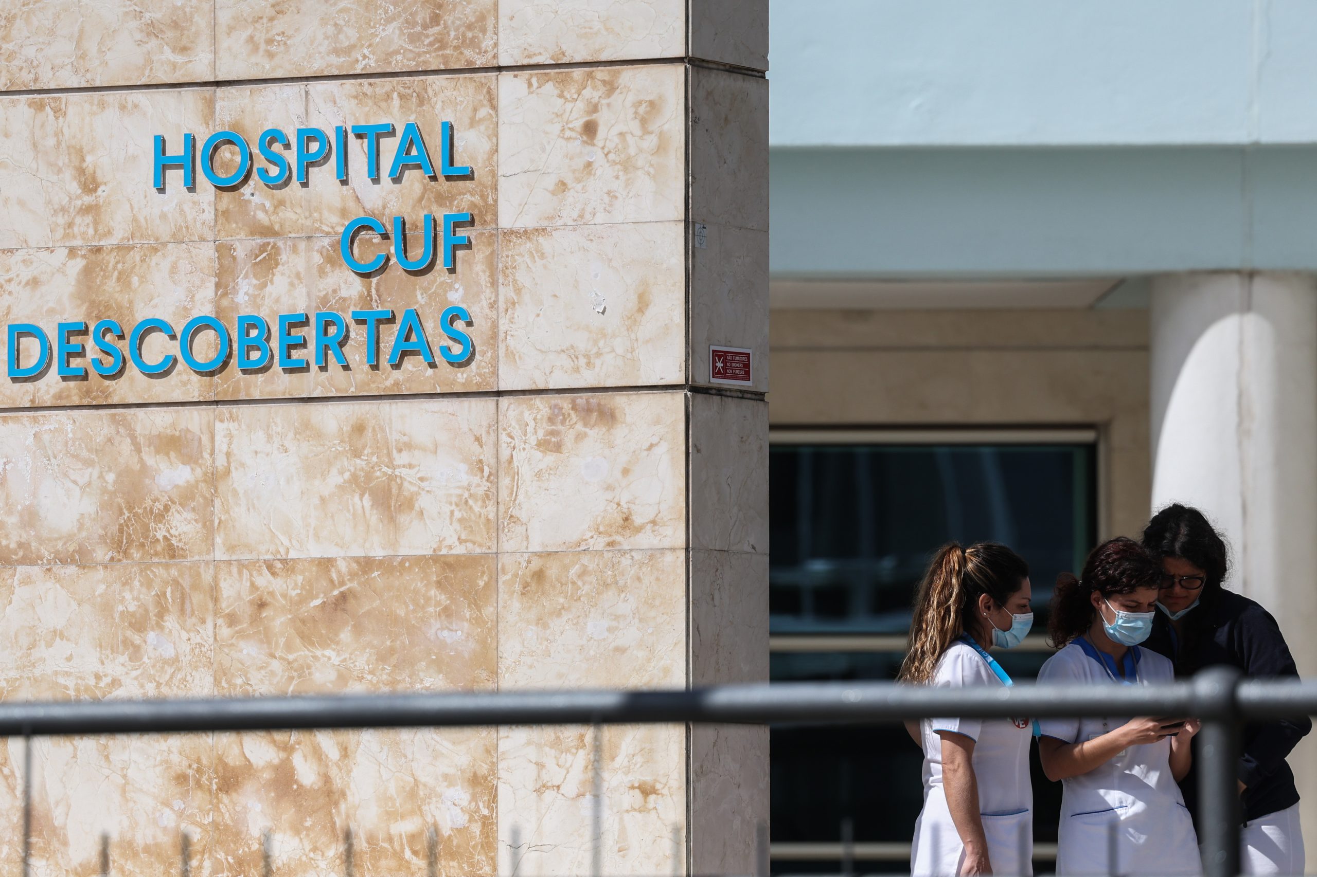 Compressas “esquecidas” em partos e cirurgias a mulheres. Hospitais CUF Descobertas e Cascais alvo de queixas