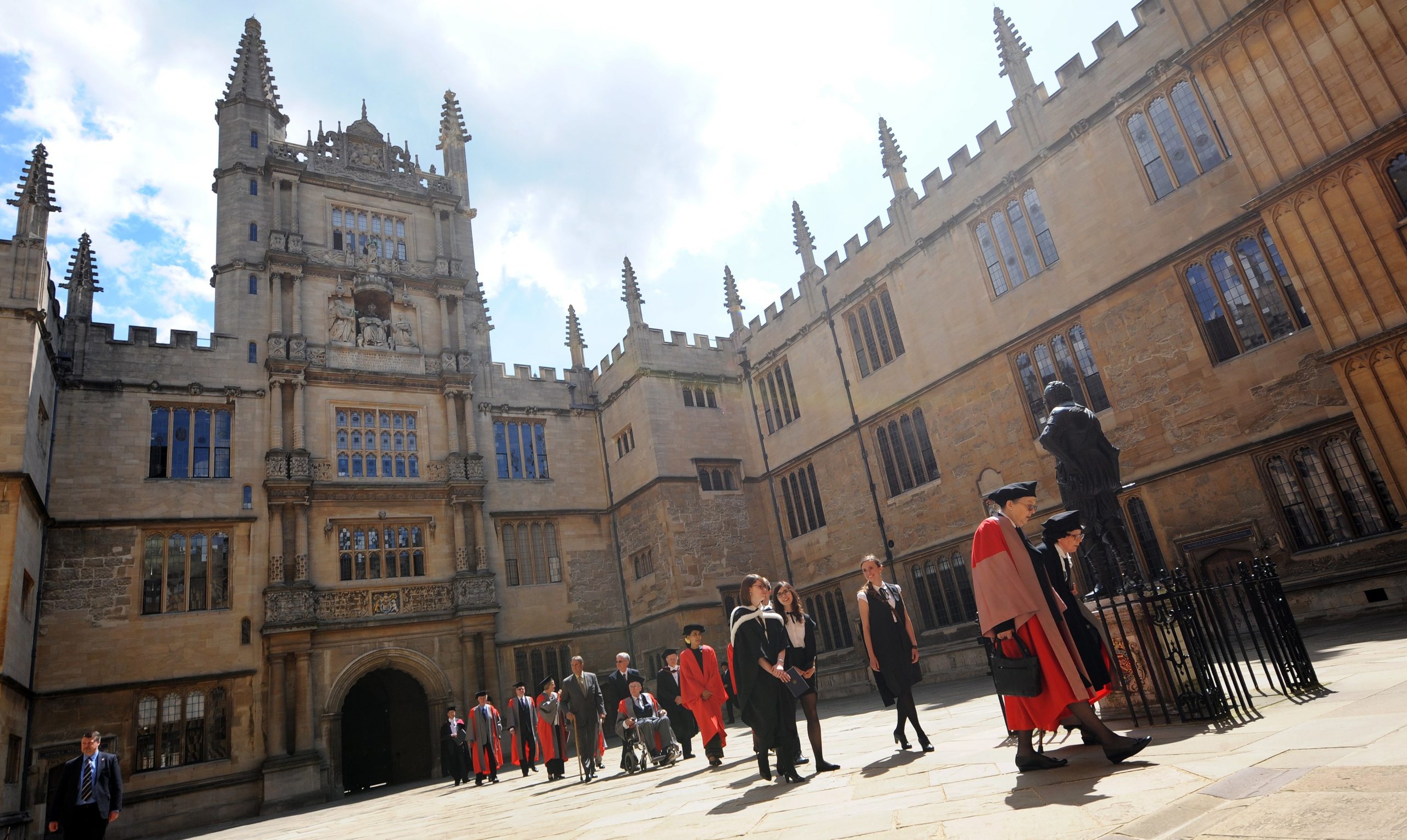 Universidade de Oxford confirma que testes de vacina mostraram resposta imunitária