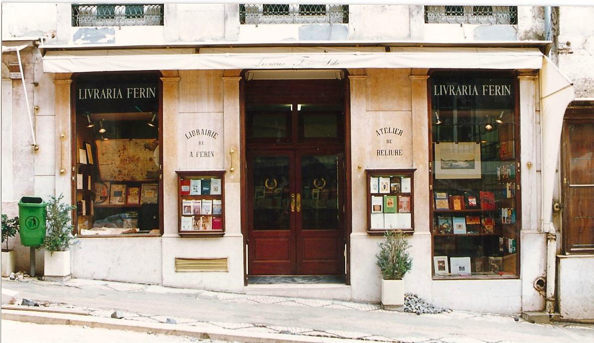 A “mais bela livraria de Lisboa” renasce com mais livros, poesia e um bar