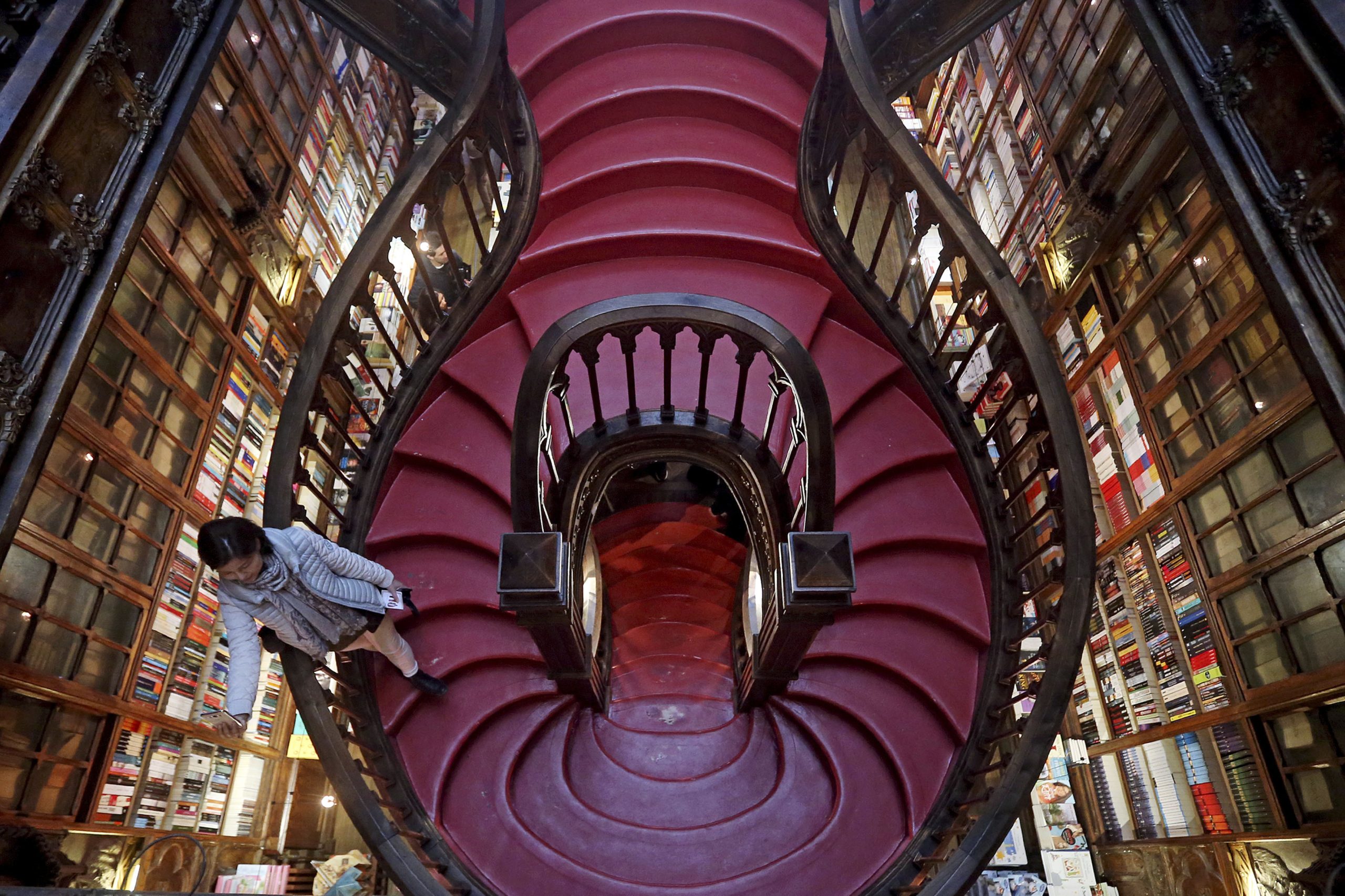 Livraria Lello acolhe instalação artística com 400 bustos de rostos da cidade