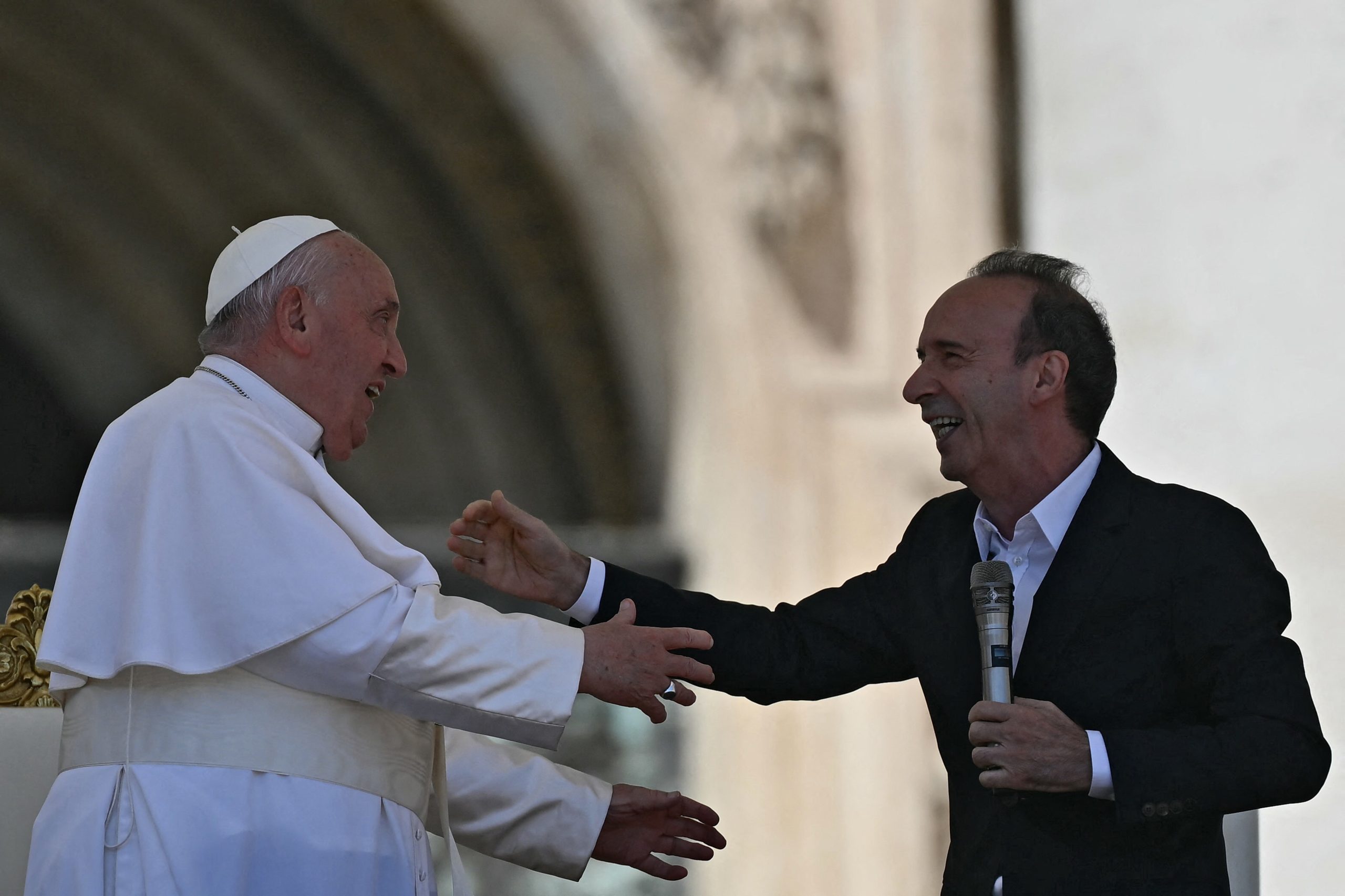 “Um beijo, posso dar um beijo, para que servem os beijos se não podem ser dados?”, perguntou Roberto Benigni ao Papa Francisco