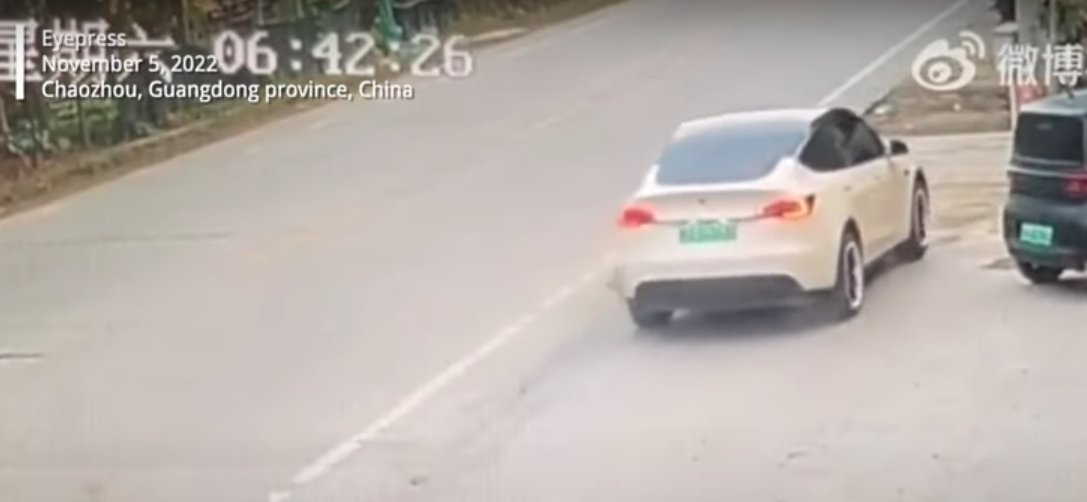 Carro da Tesla perde o controlo e mata duas pessoas na China