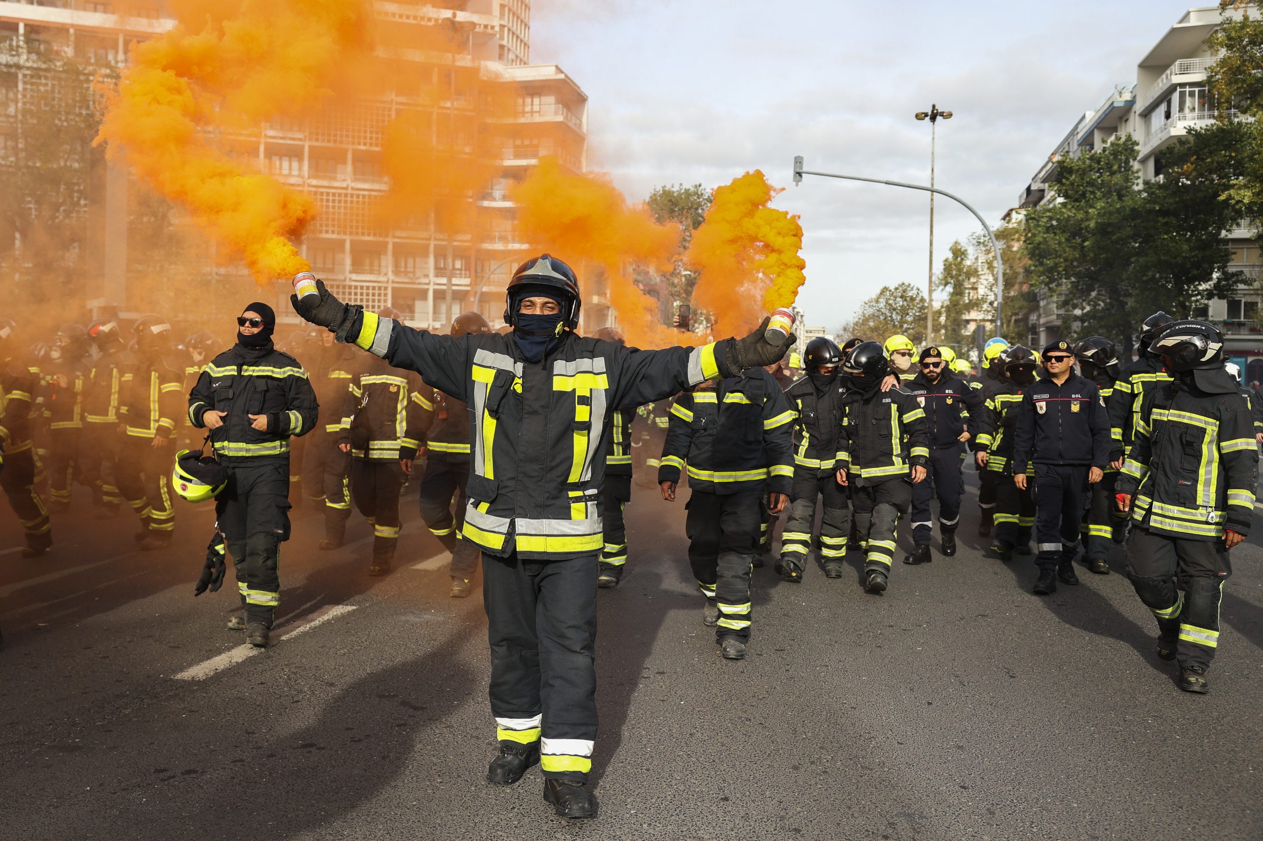 Bombeiros Sapadores protestam durante reunião com os sindicatos e furam cordão policial. Veja as imagens