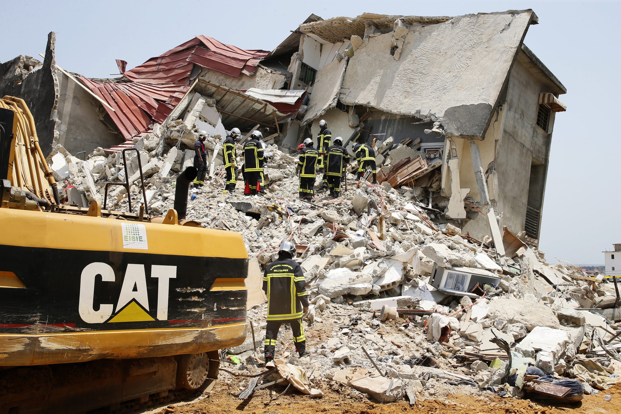 Costa do Marfim: Detidos proprietários de dois prédios que desabaram em Abidjan