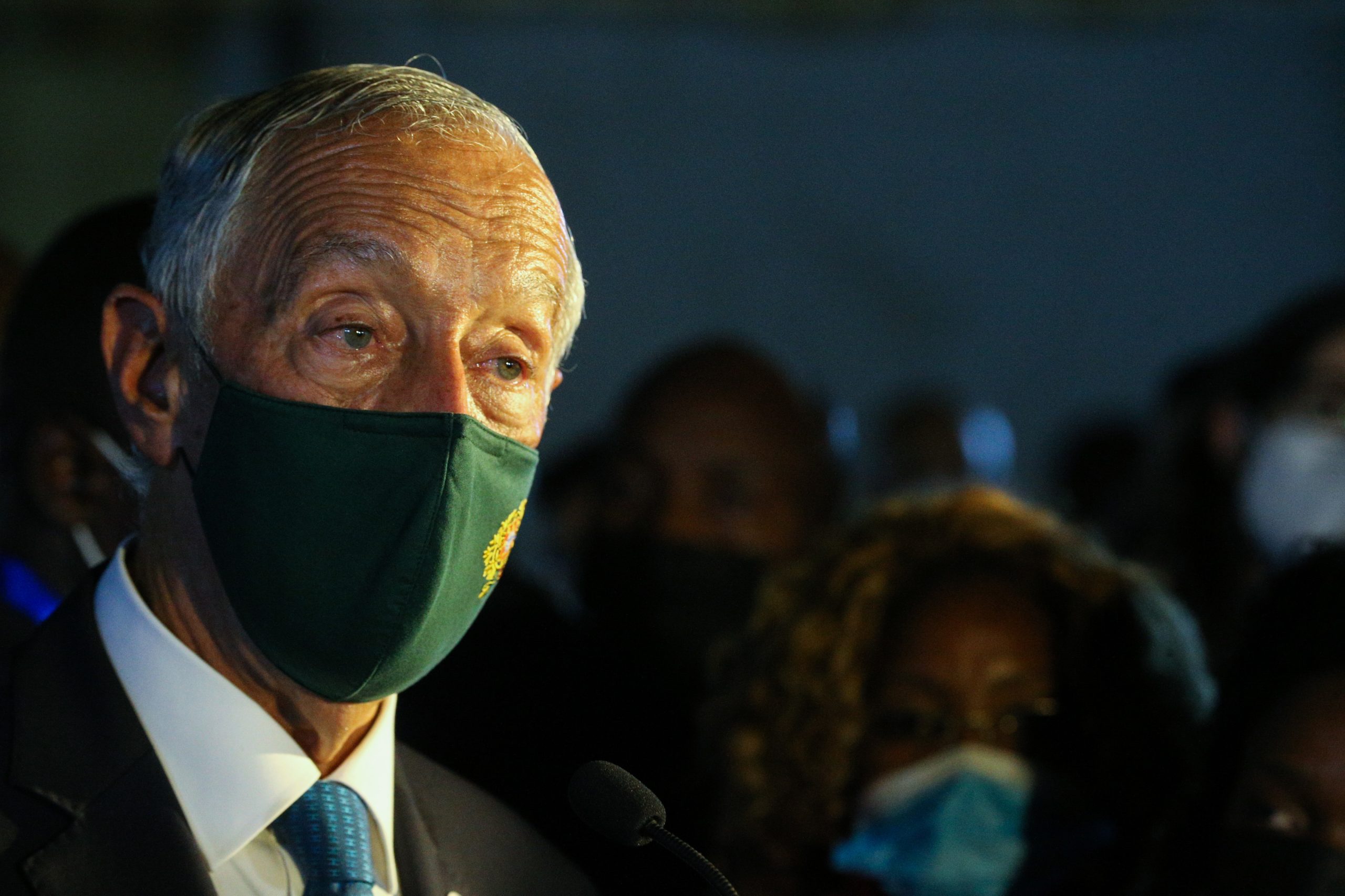Marcelo aprova prorrogação do prazo de extinção do SEF, máscaras obrigatórias na rua e fim do cartão do adepto