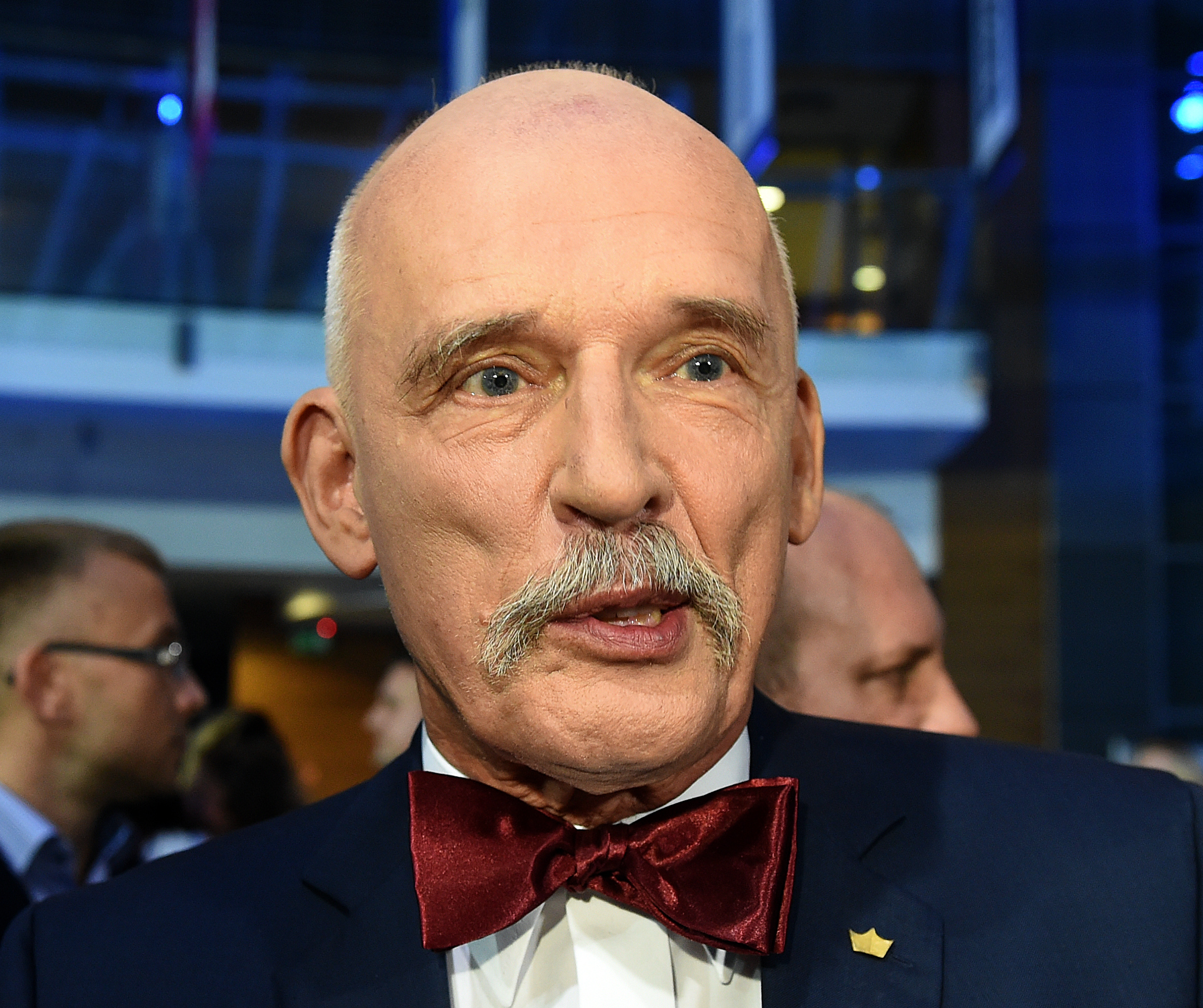 Eurodeputado polaco diz que as mulheres devem ganhar menos do que os homens porque são “mais fracas, mais pequenas, menos inteligentes”