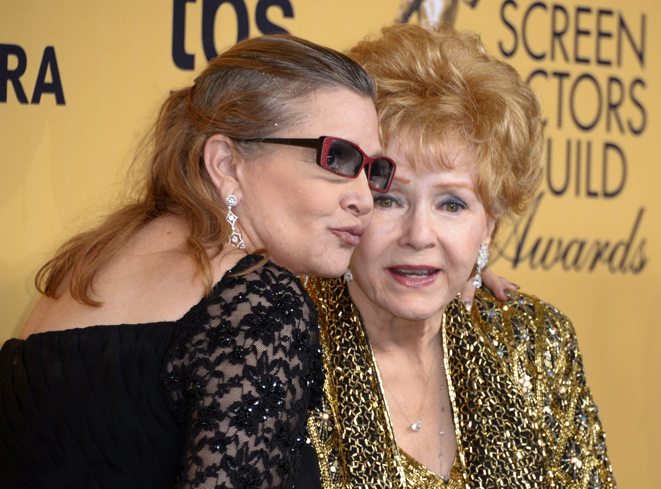 Morreu Debbie Reynolds, mãe de Carrie Fisher