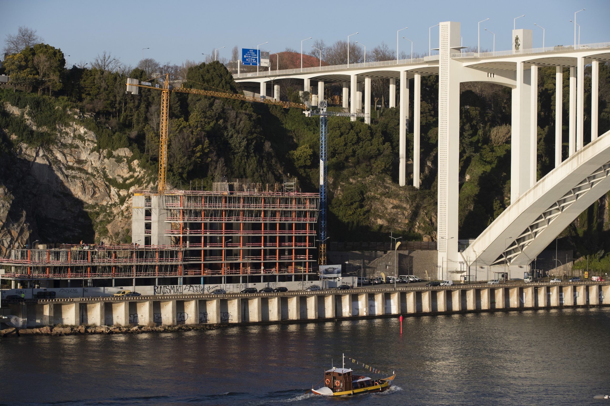 Câmara do Porto diz que a alteração de classificação nos terrenos da Arcada não legaliza obra