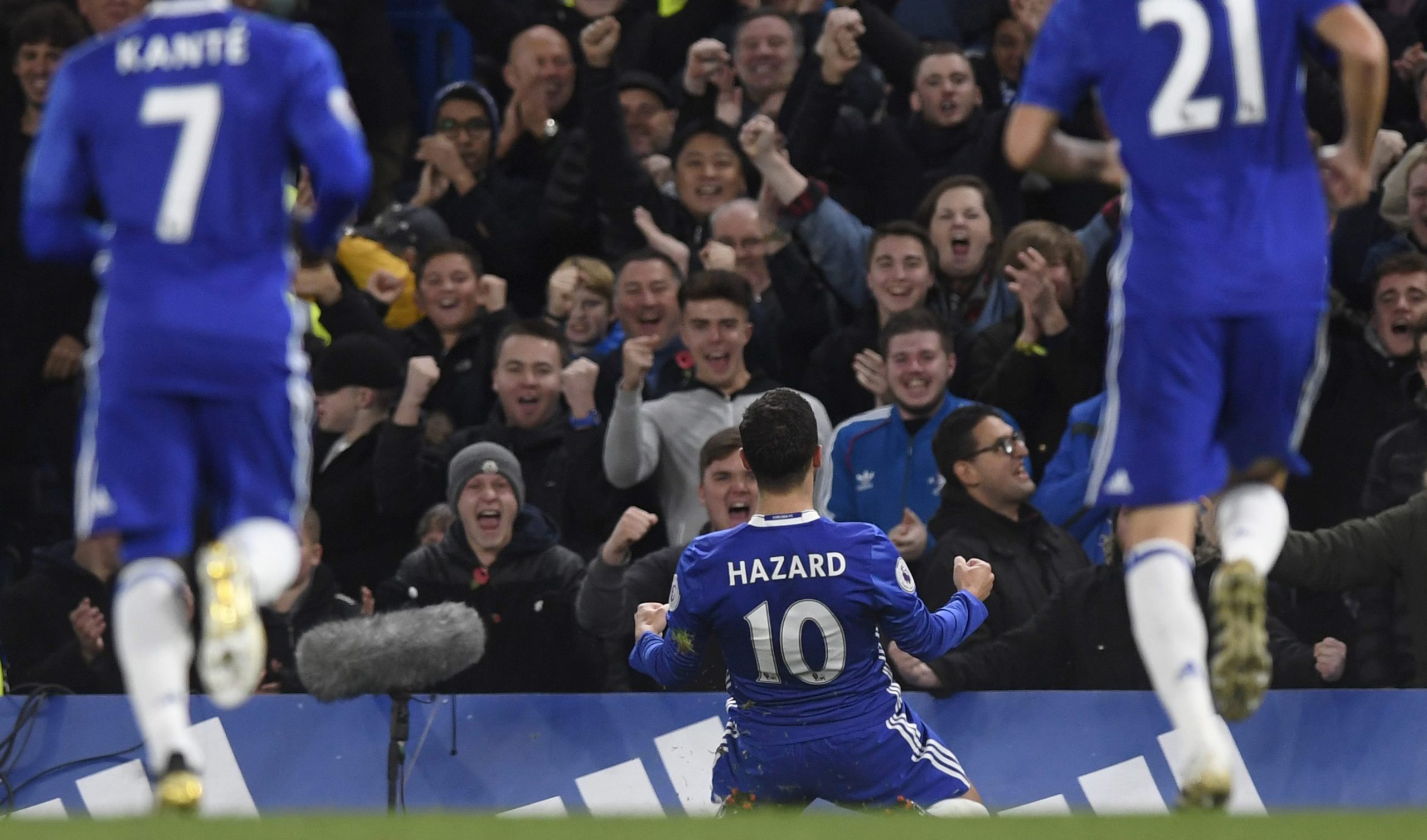 Eden Hazard fraturou tornozelo direito em treino da seleção belga