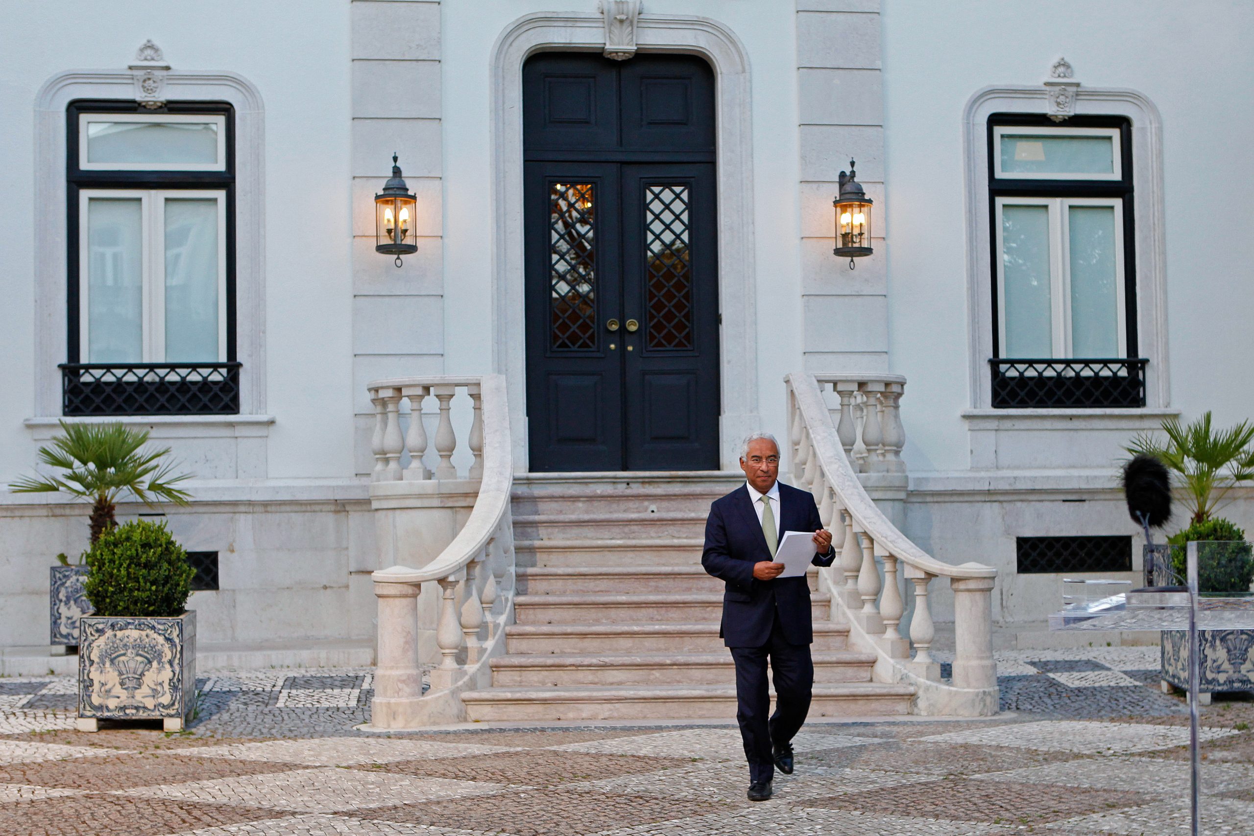 Costa e Galamba reunidos em S. Bento. Marcelo espera demissão de ministro