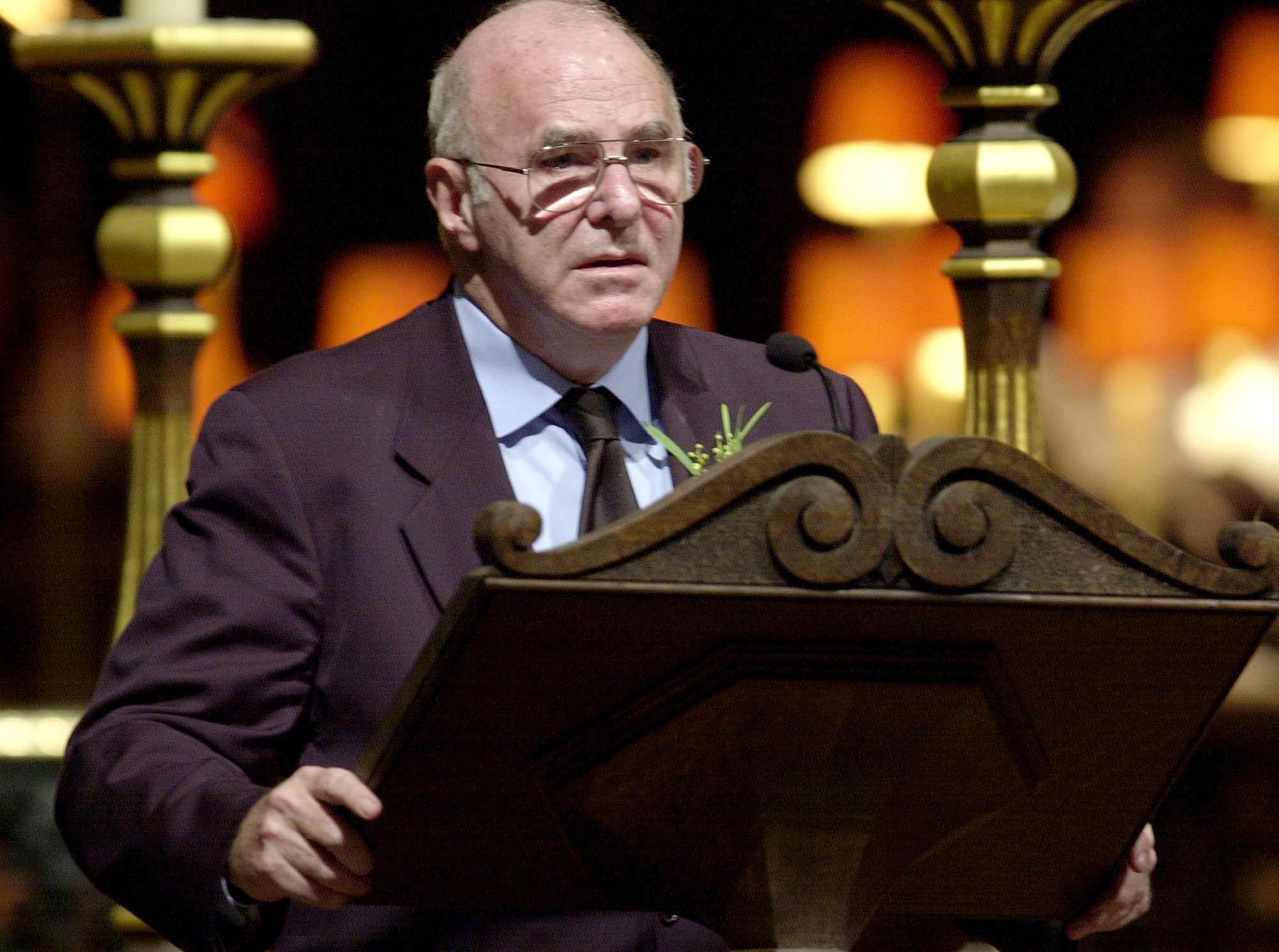 Morreu o poeta, escritor e apresentador de televisão australiano Clive James