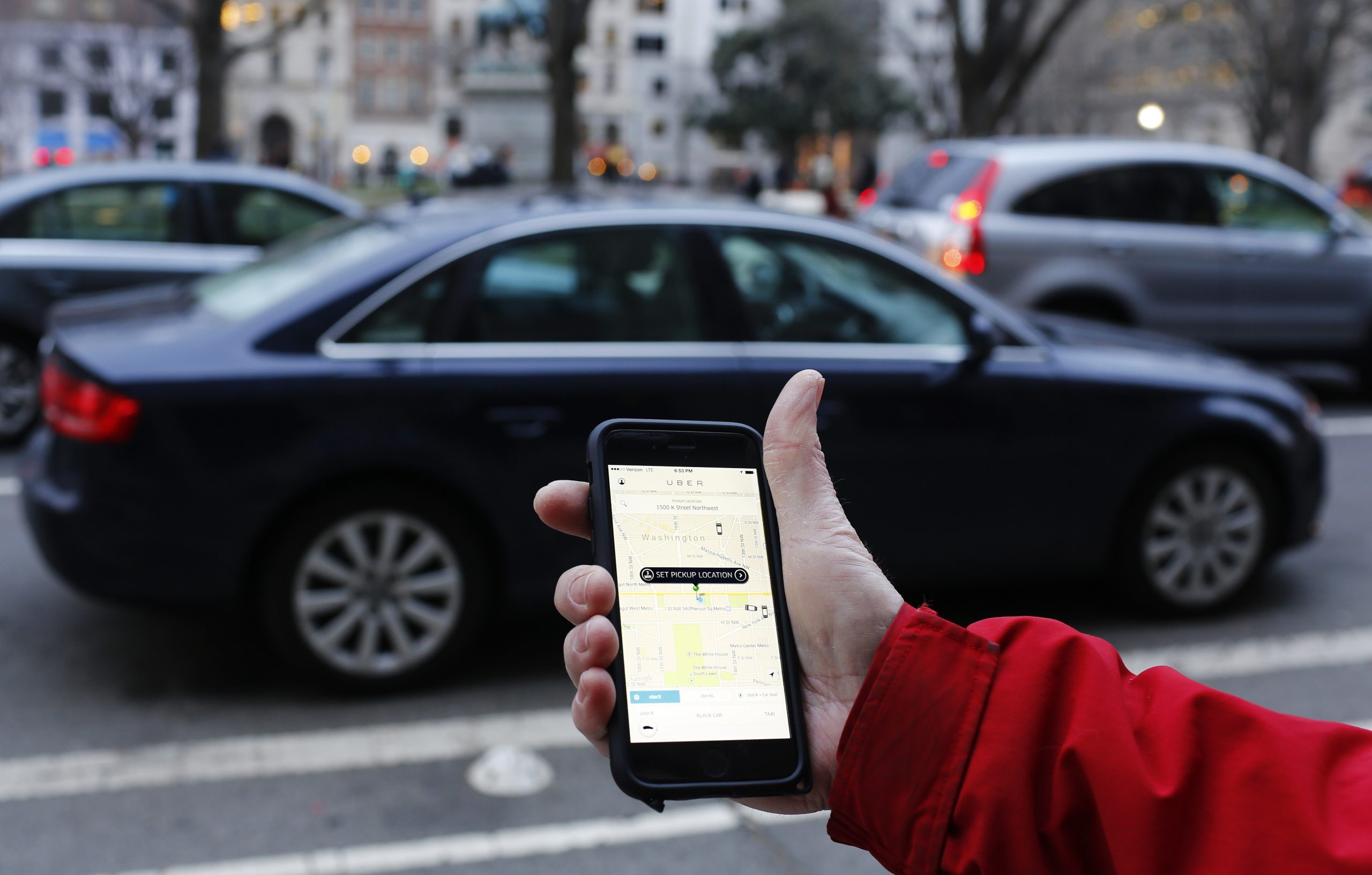 Patrão da Uber discute com motorista por causa do preço das viagens