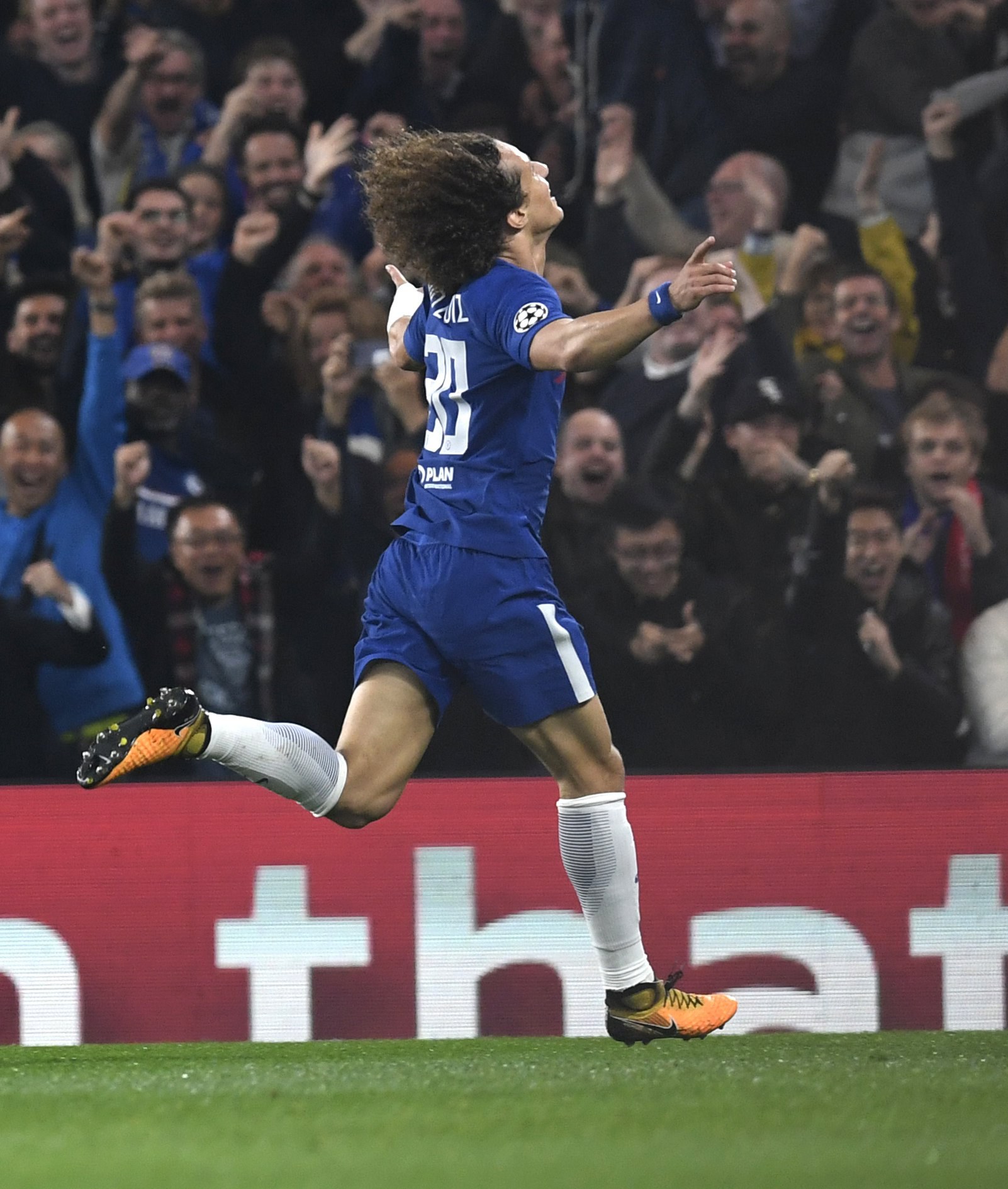 David Luiz renova contrato com Chelsea até 2021