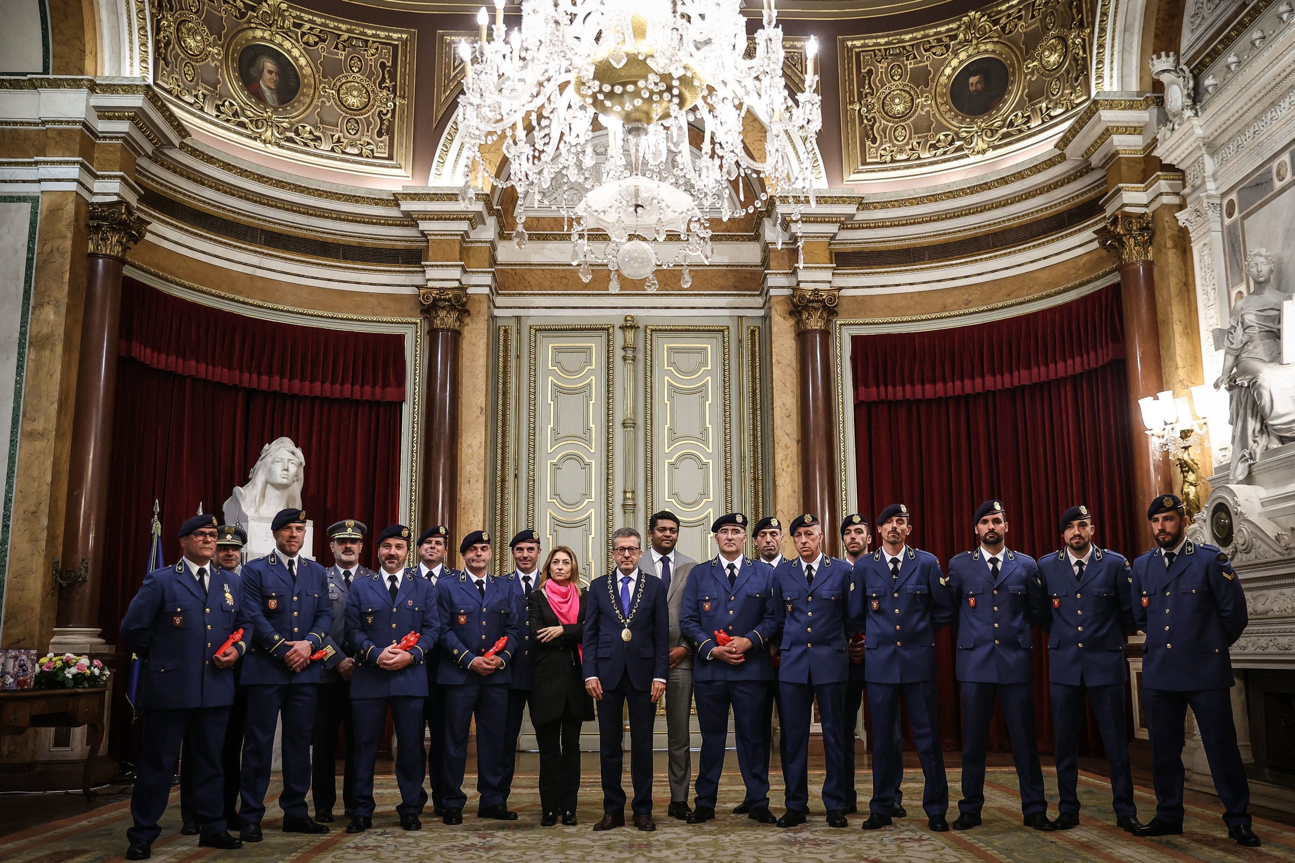 Câmara de Lisboa atribui medalha a 15 bombeiros que estiveram na Turquia