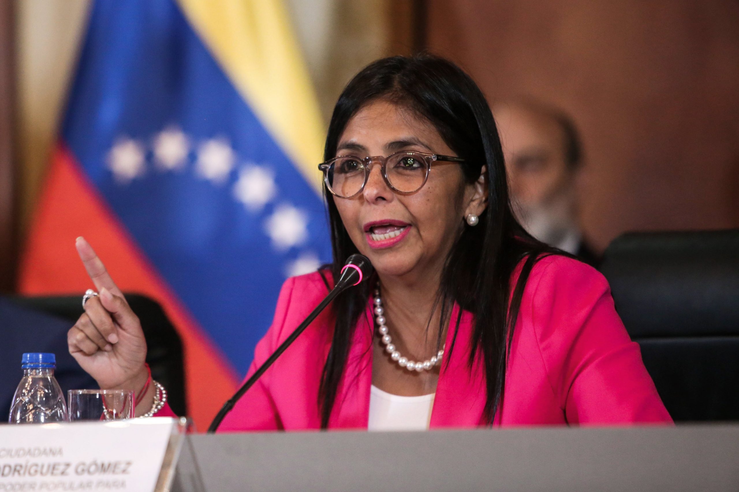 Venezuela: presidente interina propõe colaboração com governo dos EUA