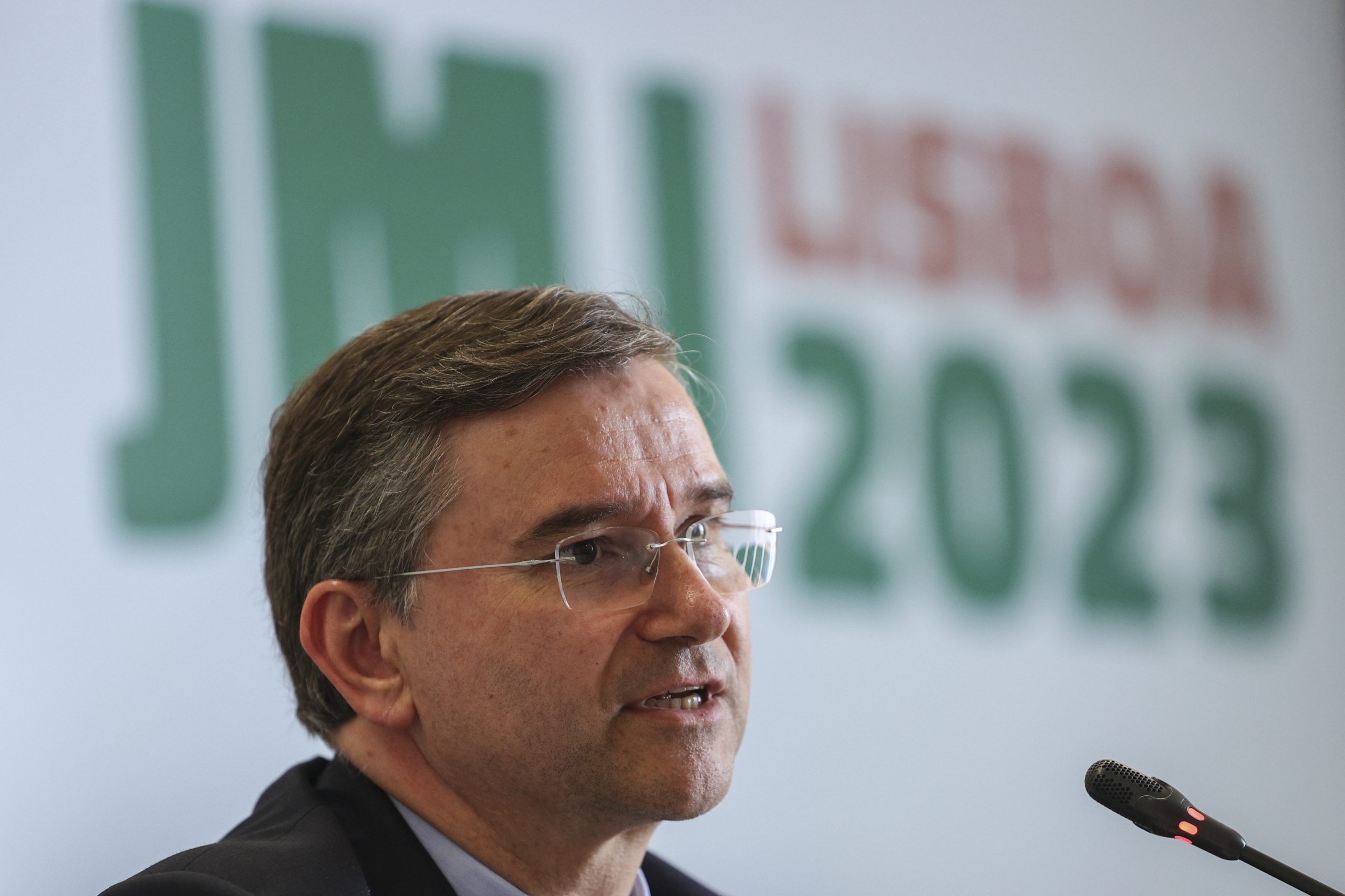 Presidente da República condecora cardeal Américo Aguiar