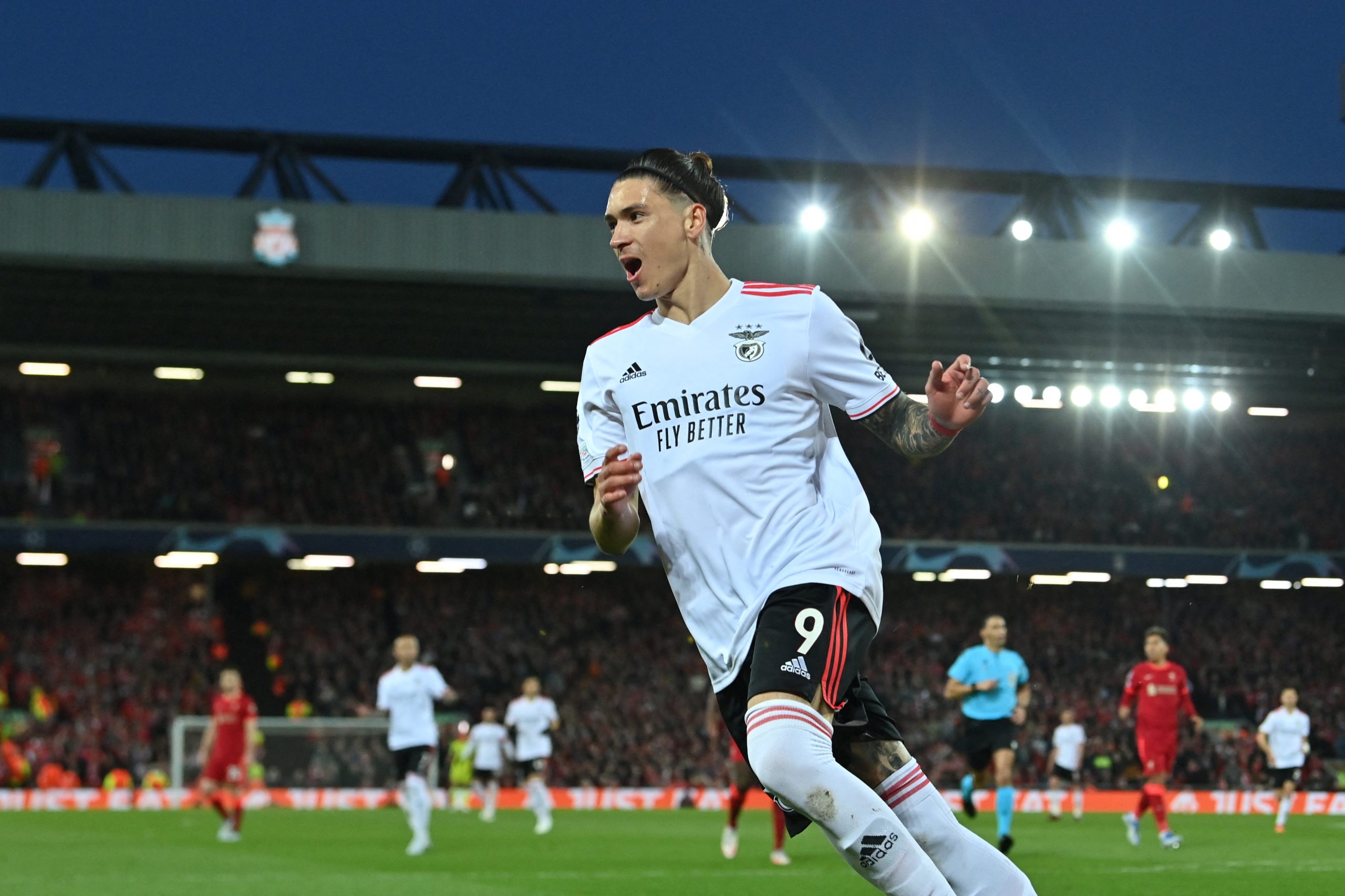 Darwin bate recorde de Nuno Gomes: Nenhum jogador do Benfica tinha marcado tantos golos na Champions numa só época
