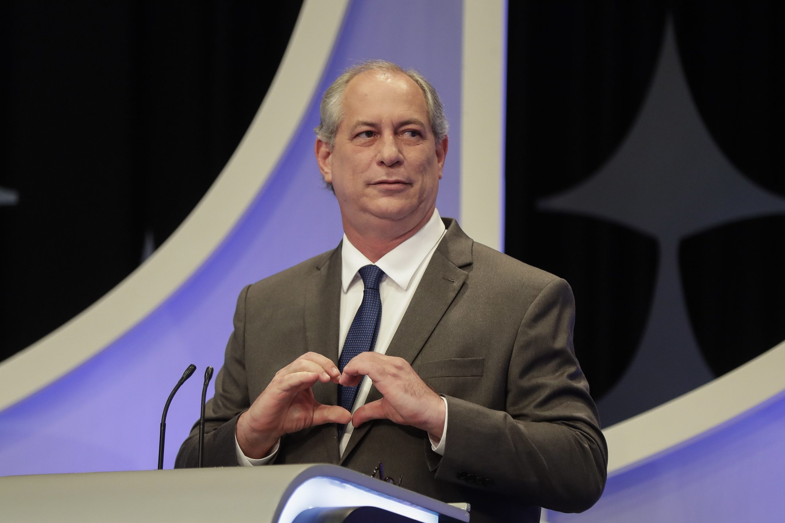 Ciro Gomes diz que Bolsonaro usa atestado falso para não ir a debate