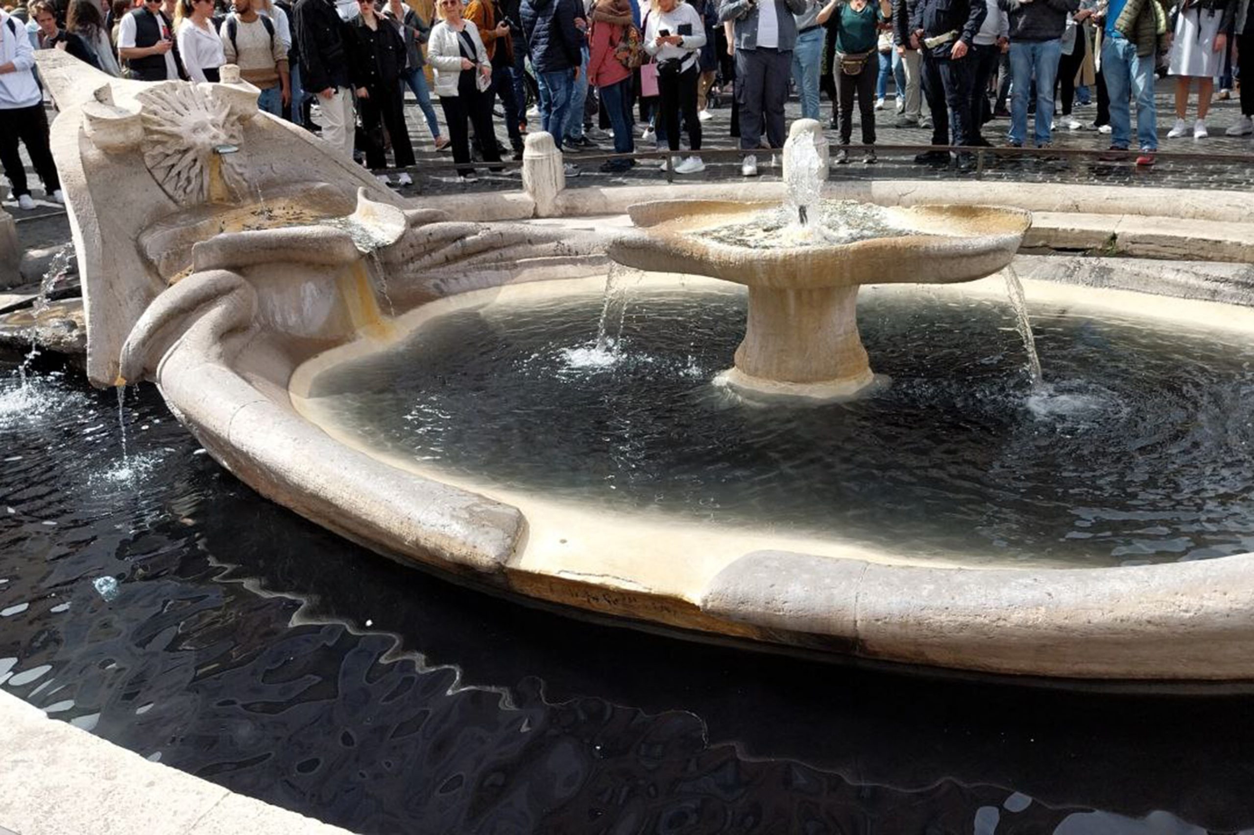 Ativistas ambientais despejaram tinta preta em fonte histórica de Roma