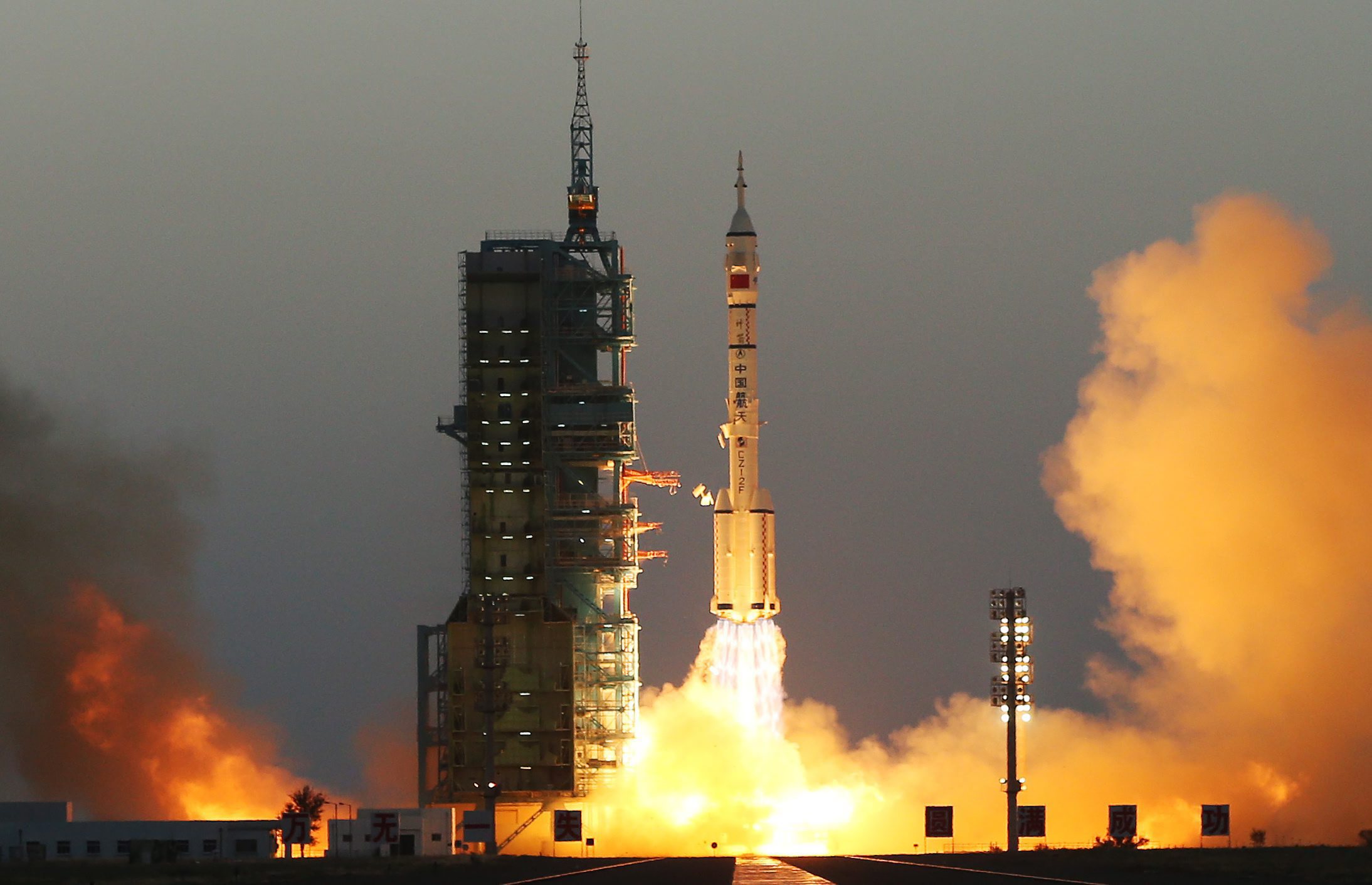Nave chinesa tripulada separa-se de laboratório espacial e inicia regresso à Terra