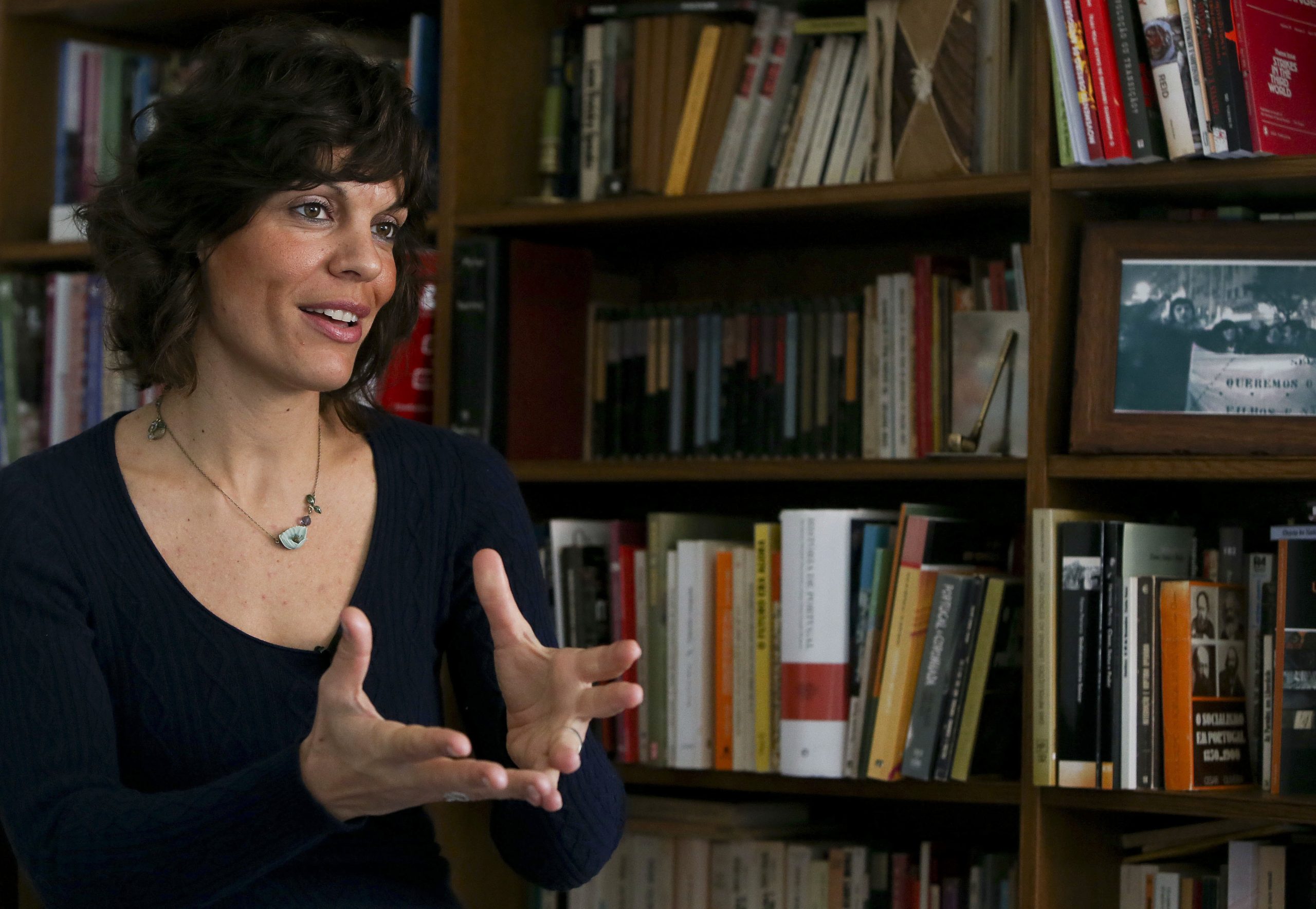 História do século XX mostra a força dos trabalhadores, apesar do neoliberalismo, diz a historiadora Raquel Varela