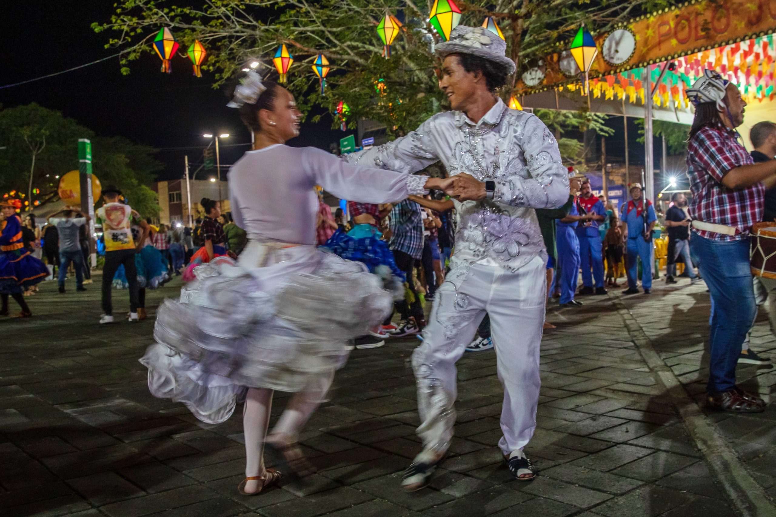 Quadrilha junina oficializada como cultura nacional do Brasil. Dança foi levada pelos portugueses