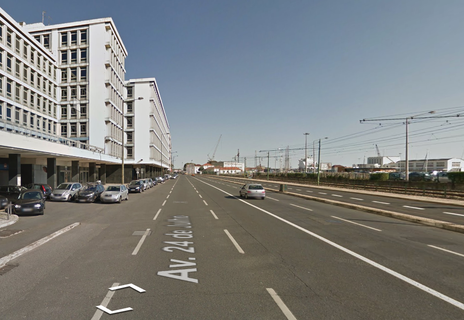 Um ferido grave em atropelamento com elétrico na Avenida 24 de Julho em Lisboa