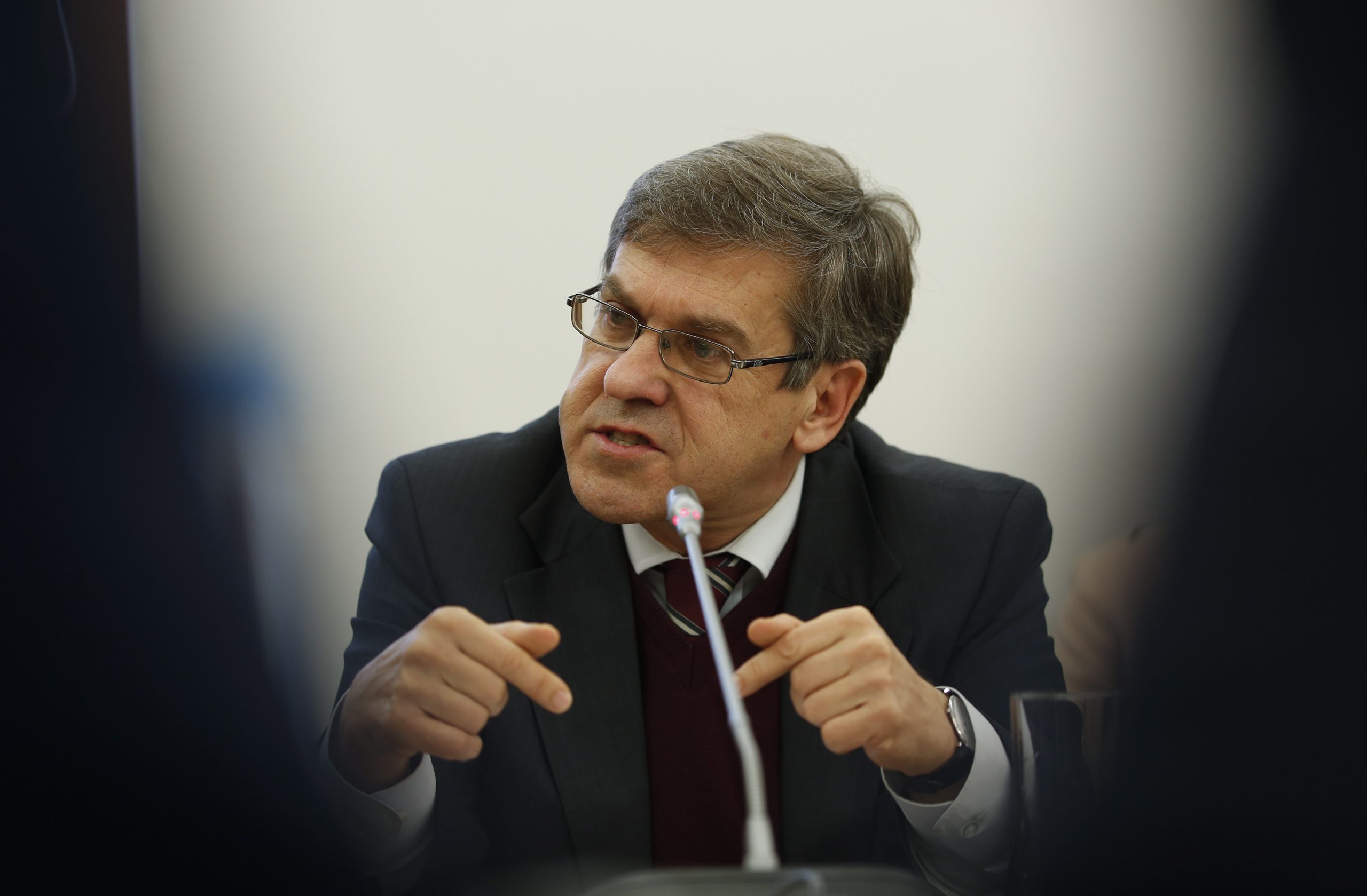 Lacão quer todos os subsídios atribuídos a deputados inscritos no Estatuto
